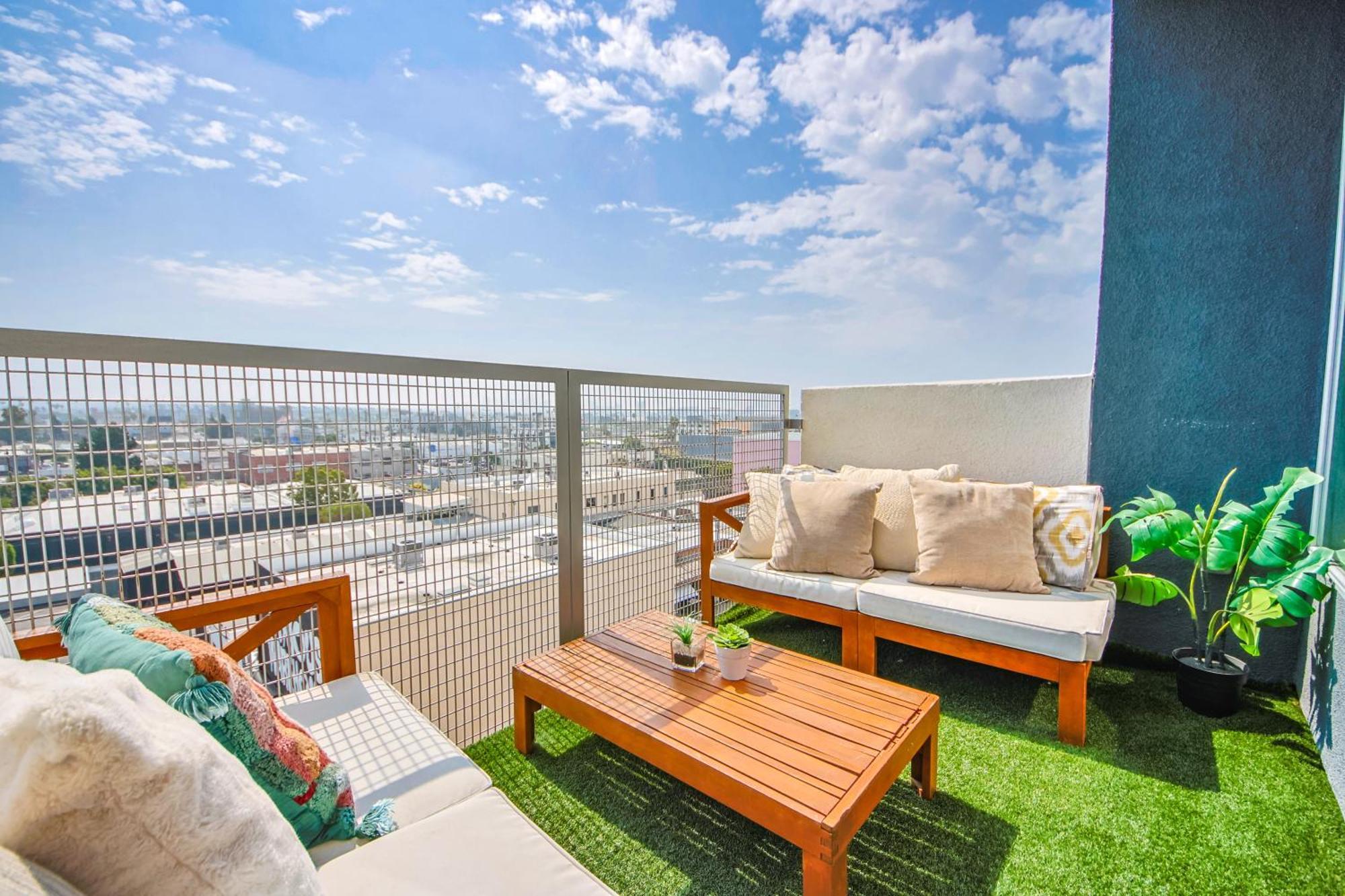 Apartment Spacious 3bd 3ba With Iconic Hollywood Sign Views From Balcony & Roofdeck! Los Angeles