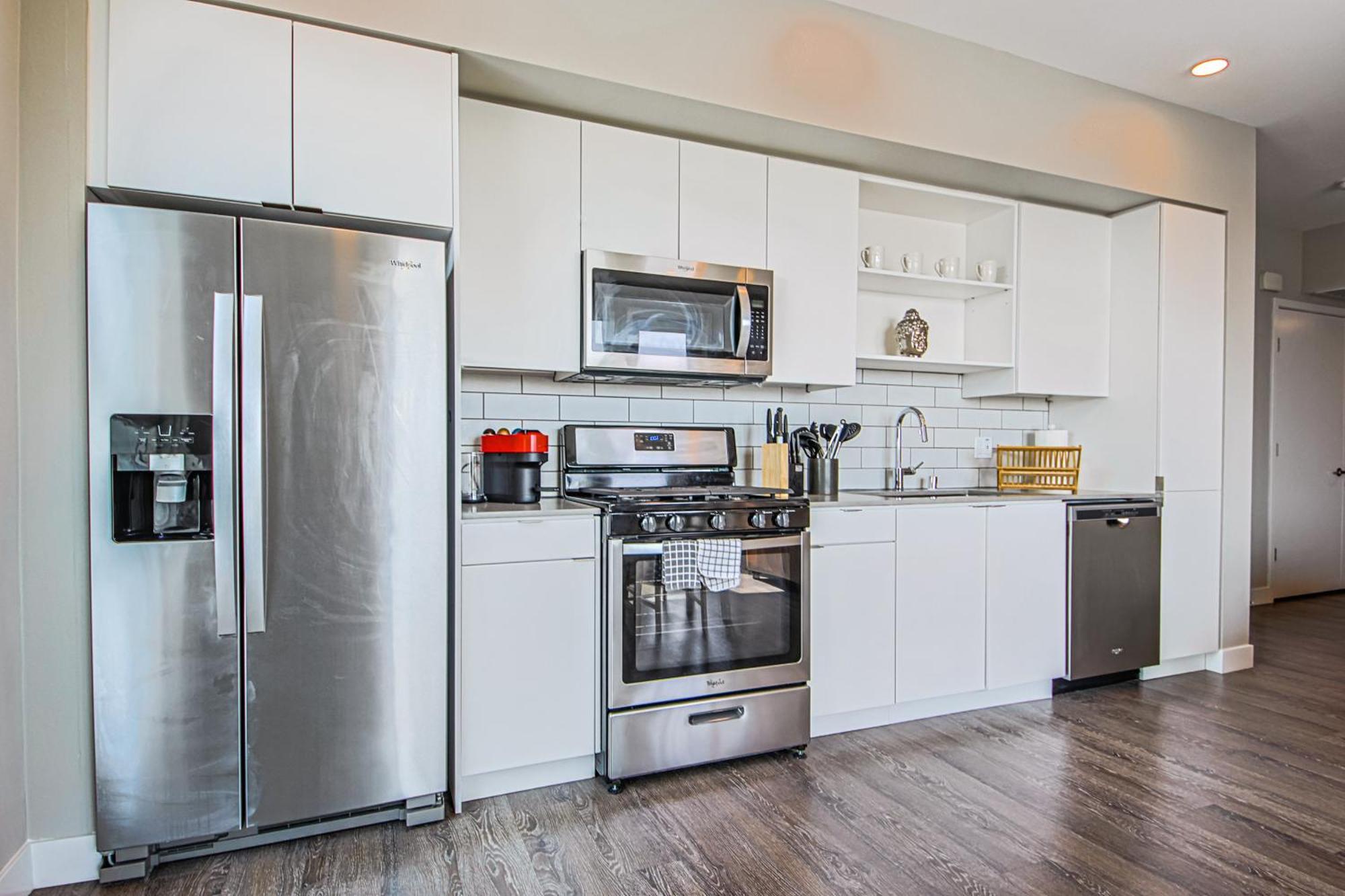 Spacious 3bd 3ba With Iconic Hollywood Sign Views From Balcony & Roofdeck! *