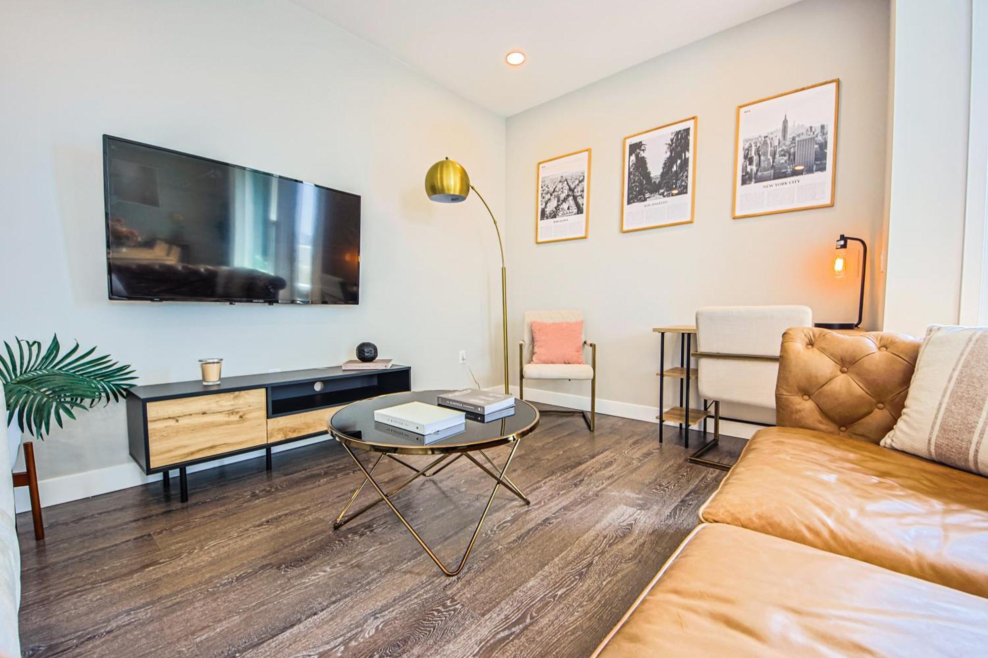 Spacious 3bd 3ba With Iconic Hollywood Sign Views From Balcony & Roofdeck! Los Angeles