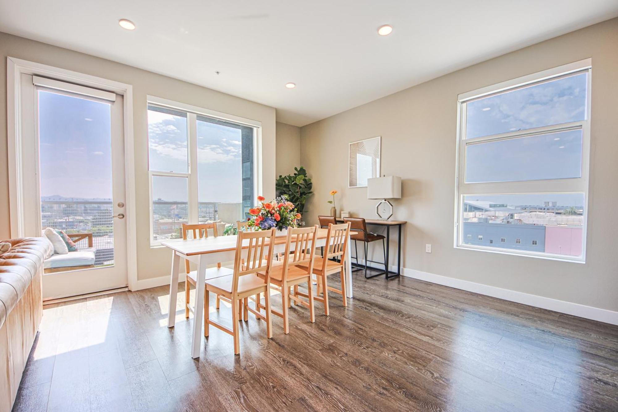 Spacious 3bd 3ba With Iconic Hollywood Sign Views From Balcony & Roofdeck! Los Angeles