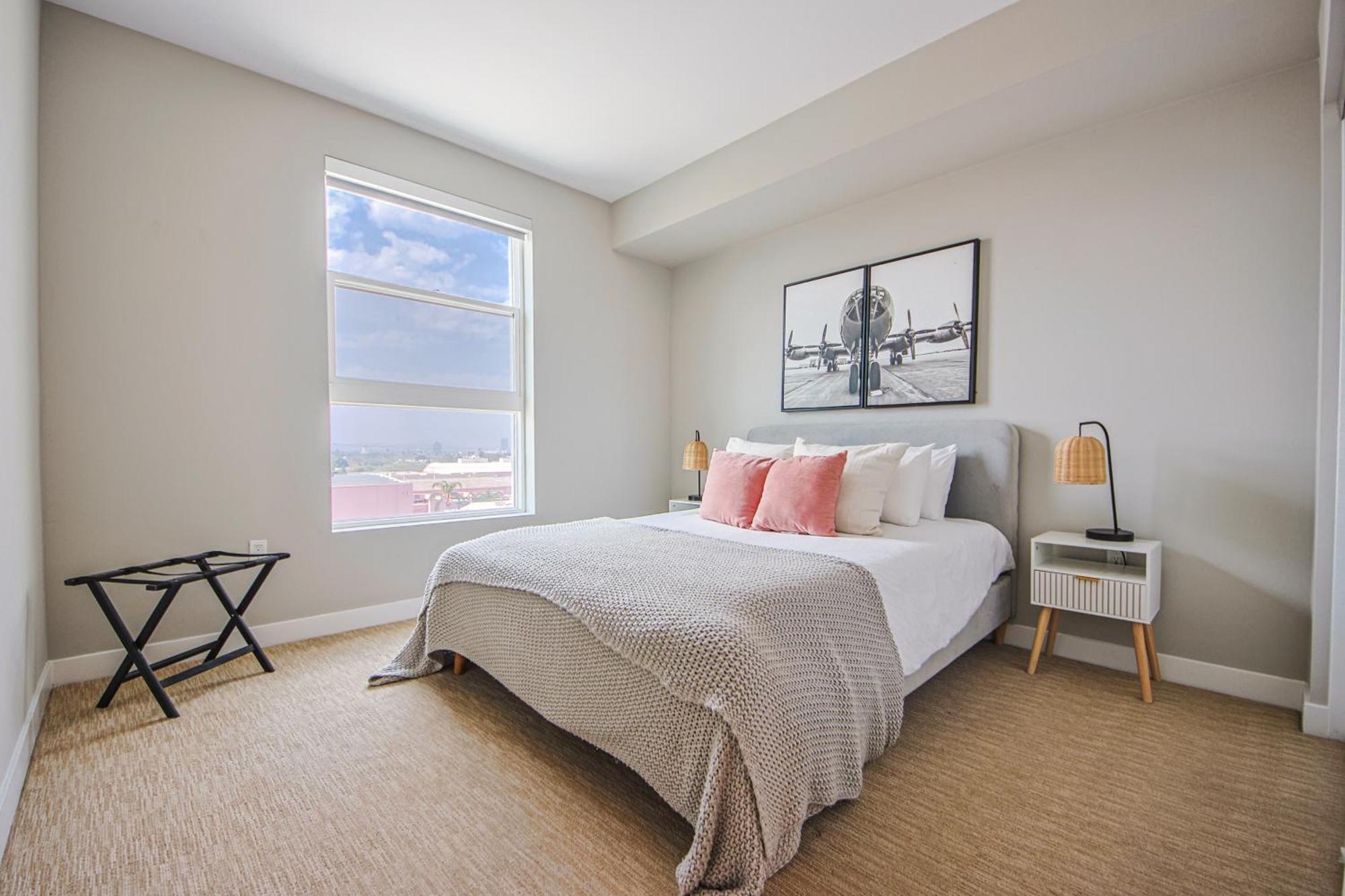 Spacious 3bd 3ba With Iconic Hollywood Sign Views From Balcony & Roofdeck!
