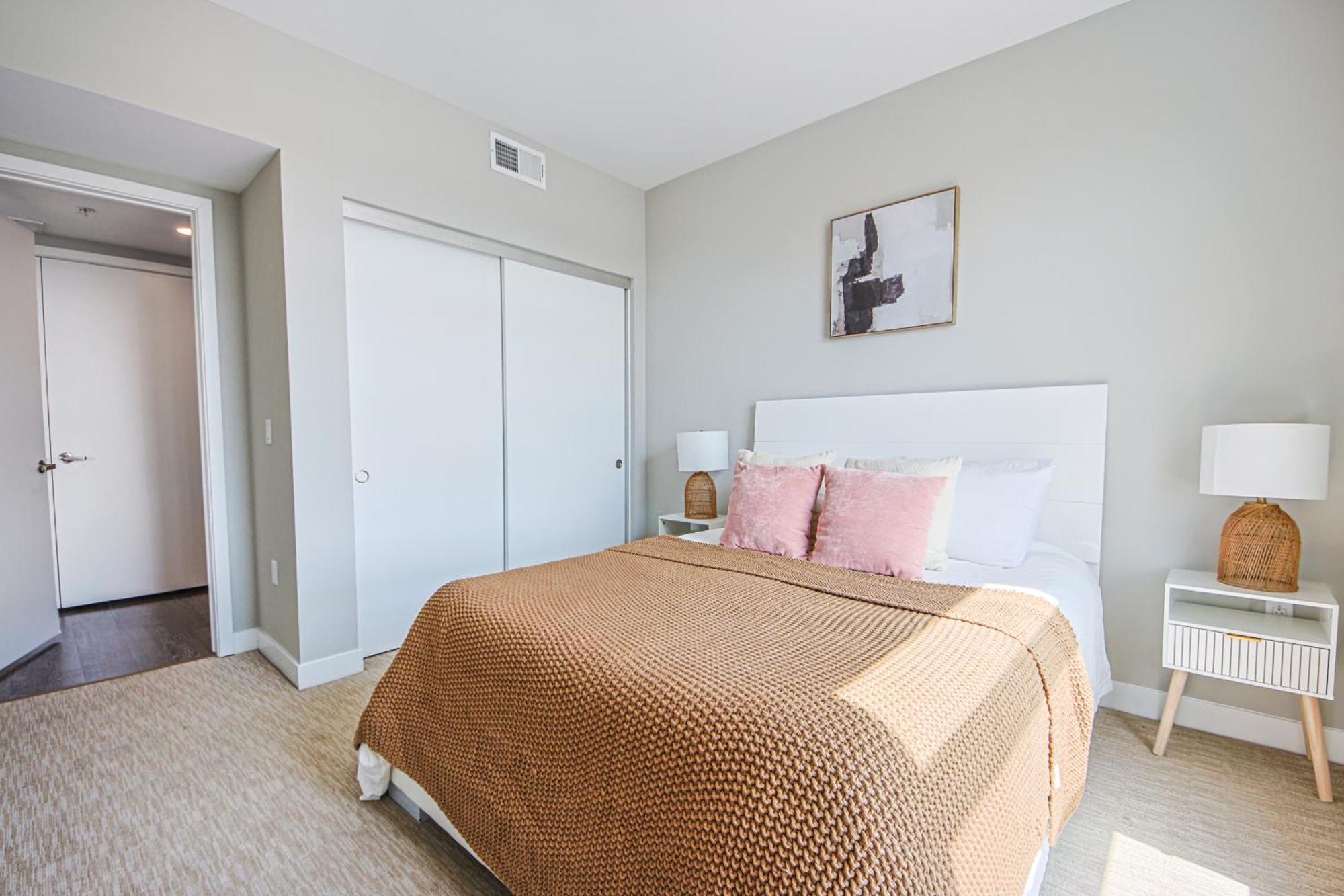 Apartment Spacious 3bd 3ba With Iconic Hollywood Sign Views From Balcony & Roofdeck! *