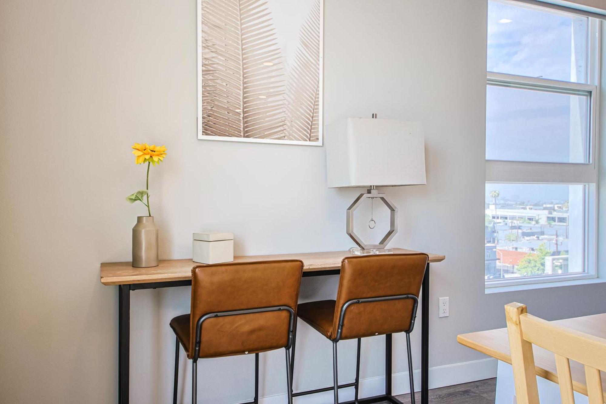 Spacious 3bd 3ba With Iconic Hollywood Sign Views From Balcony & Roofdeck! *