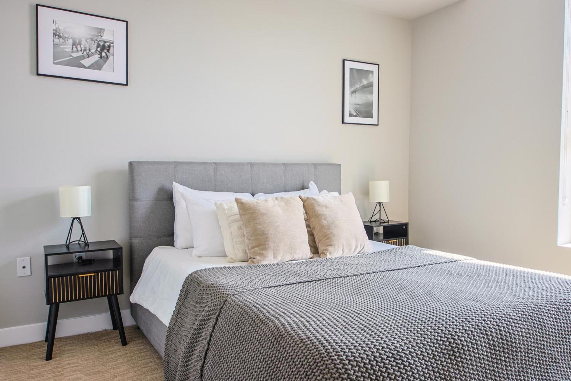 Spacious 3bd 3ba With Iconic Hollywood Sign Views From Balcony & Roofdeck! Los Angeles