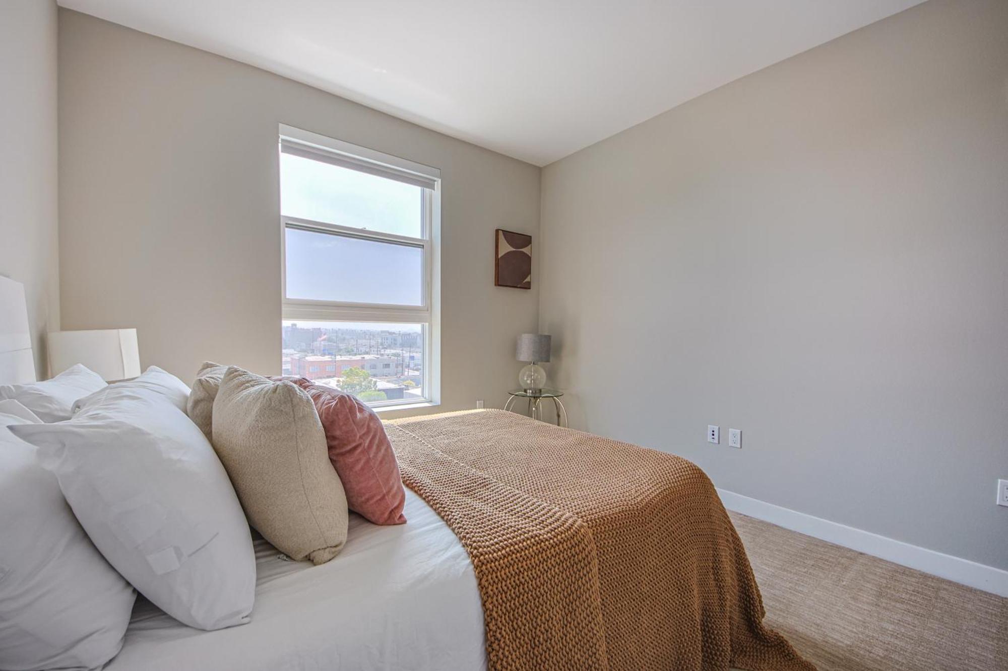 Spacious 3bd 3ba With Iconic Hollywood Sign Views From Balcony & Roofdeck!
