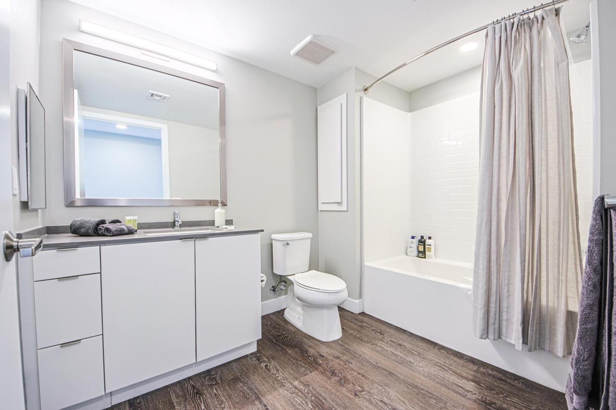 Spacious 3bd 3ba With Iconic Hollywood Sign Views From Balcony & Roofdeck! Apartment