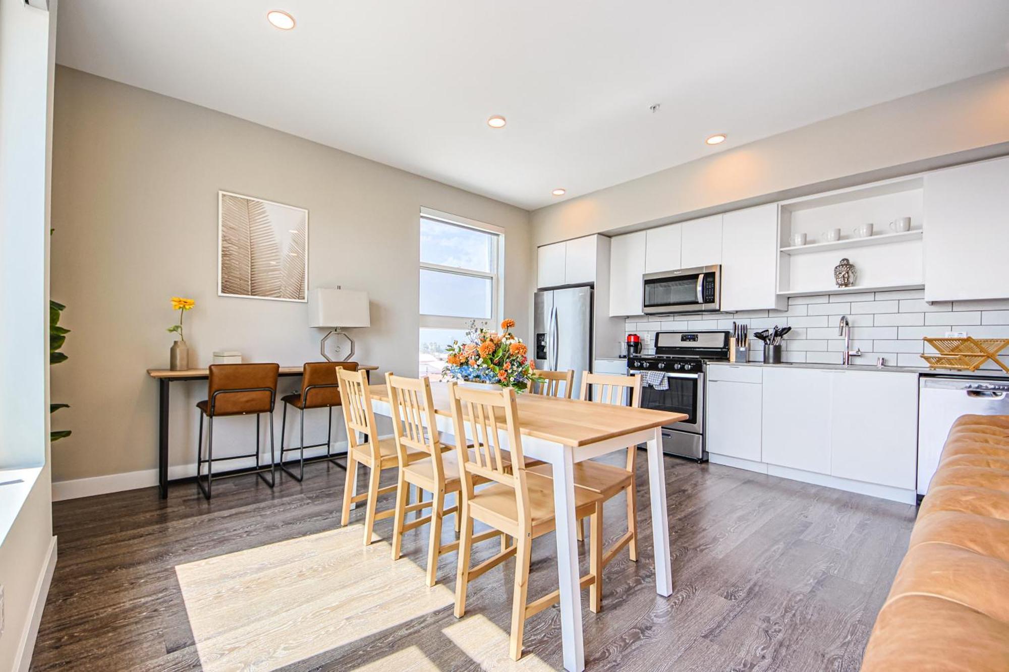 Spacious 3bd 3ba With Iconic Hollywood Sign Views From Balcony & Roofdeck! Apartment