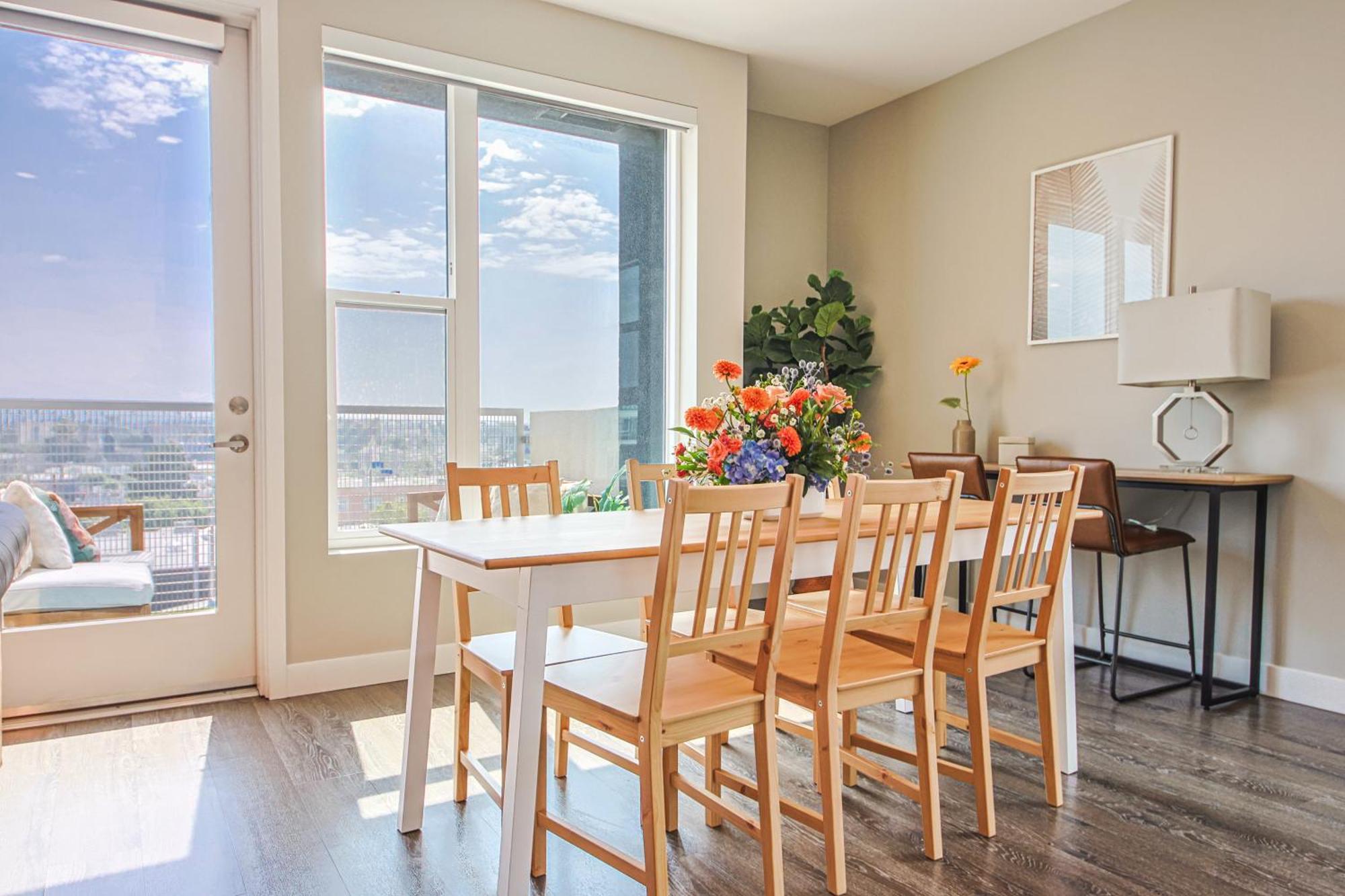 Apartment Spacious 3bd 3ba With Iconic Hollywood Sign Views From Balcony & Roofdeck! *