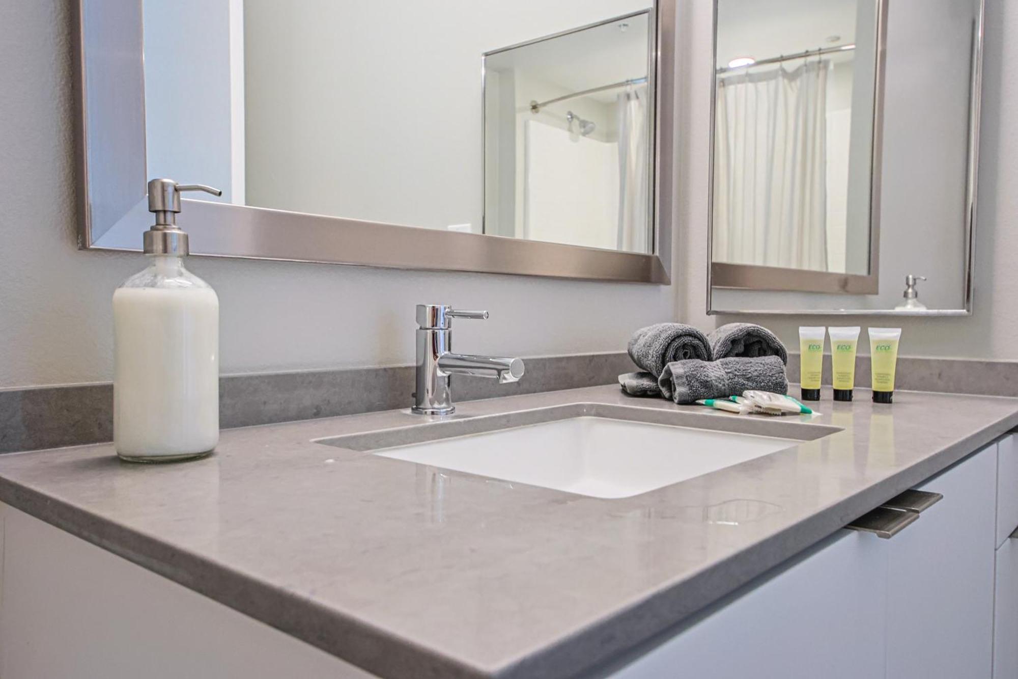 Apartment Spacious 3bd 3ba With Iconic Hollywood Sign Views From Balcony & Roofdeck! Los Angeles