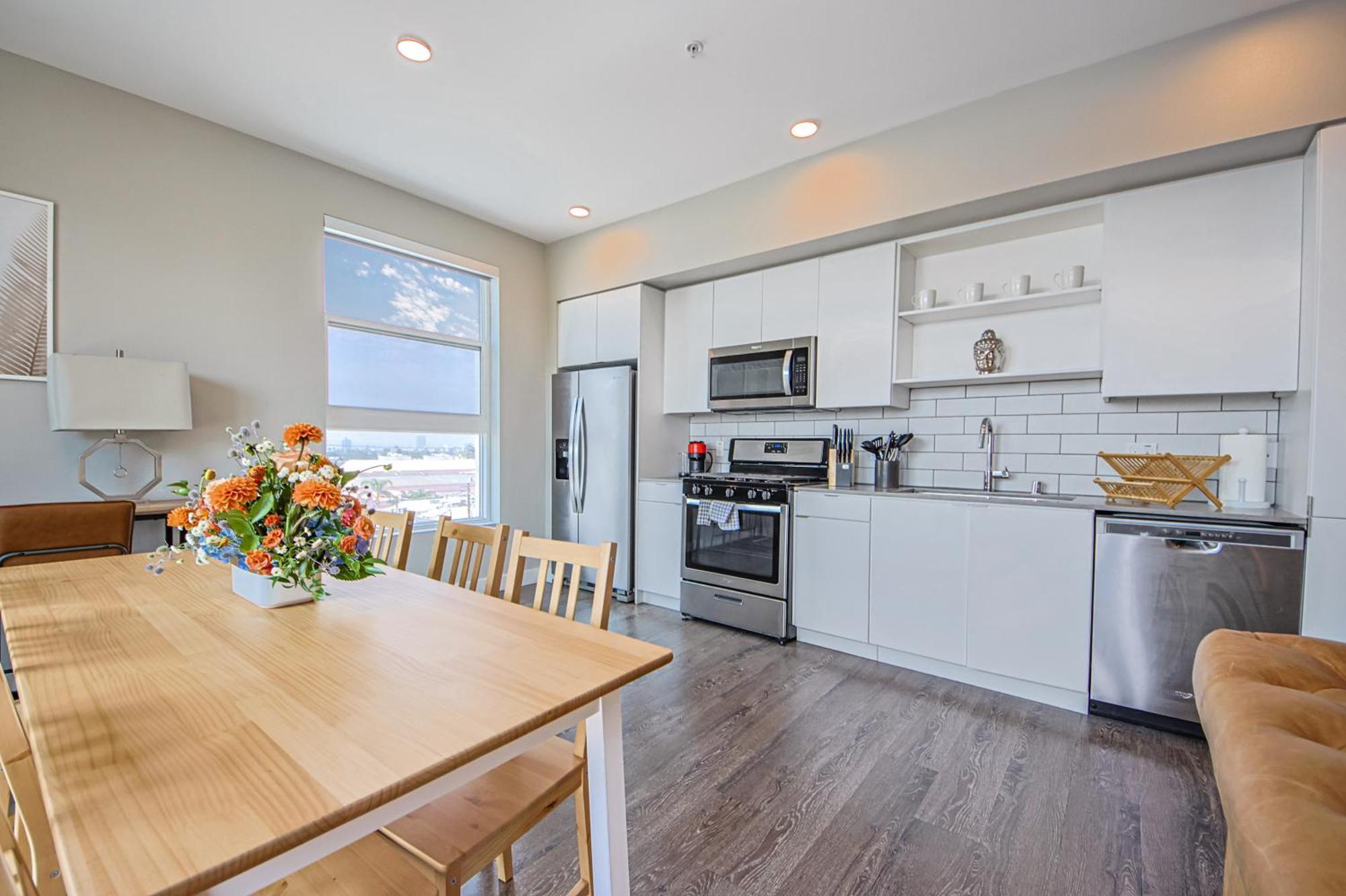 Apartment Spacious 3bd 3ba With Iconic Hollywood Sign Views From Balcony & Roofdeck!