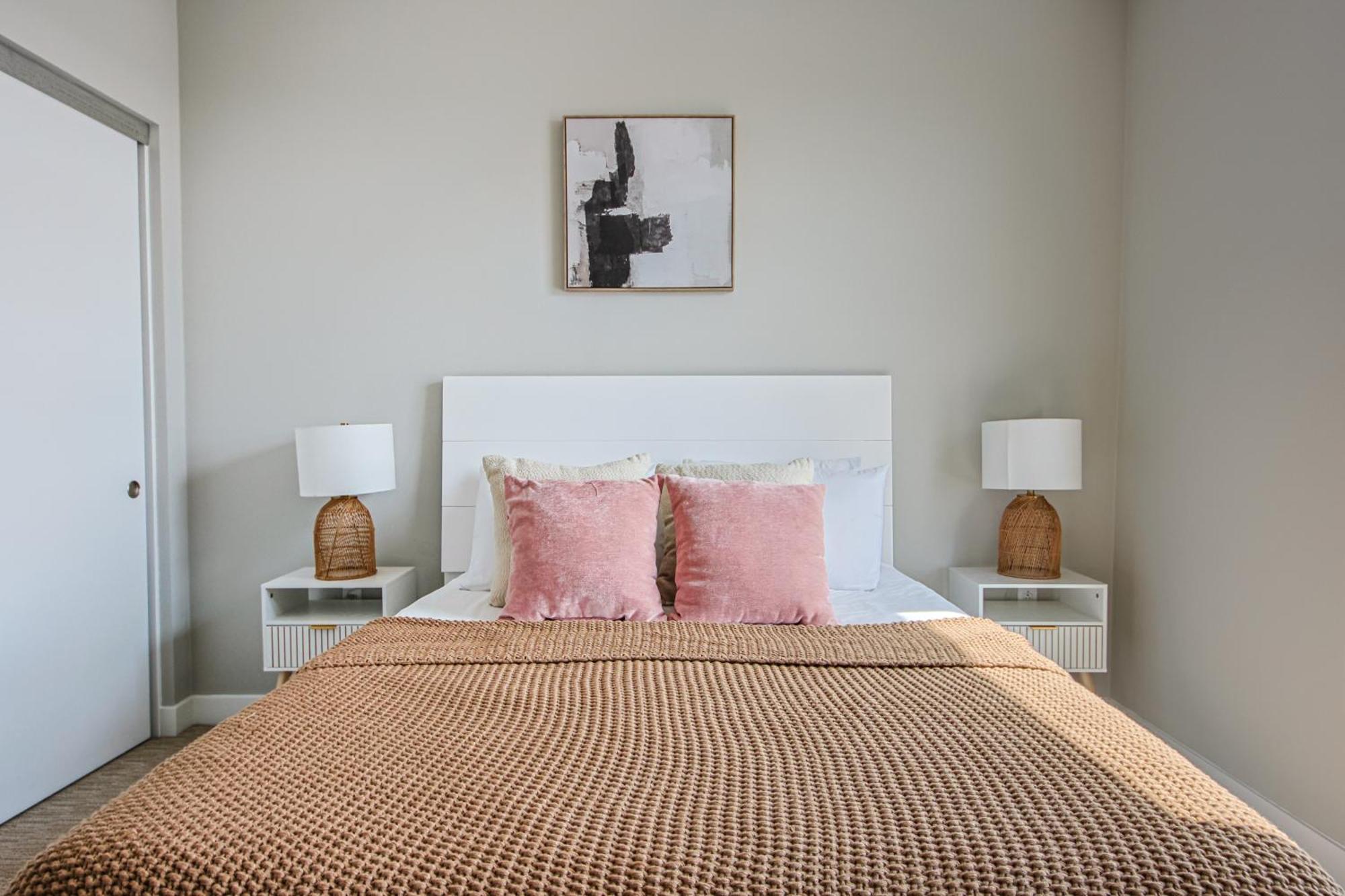 Spacious 3bd 3ba With Iconic Hollywood Sign Views From Balcony & Roofdeck! * Los Angeles