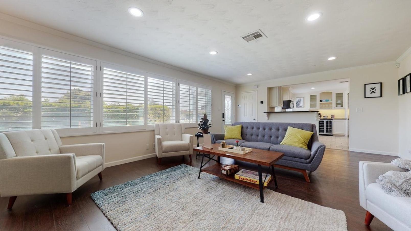 Casa de férias Dazzling Westside 4 Bedroom Home-minutes To The Beach