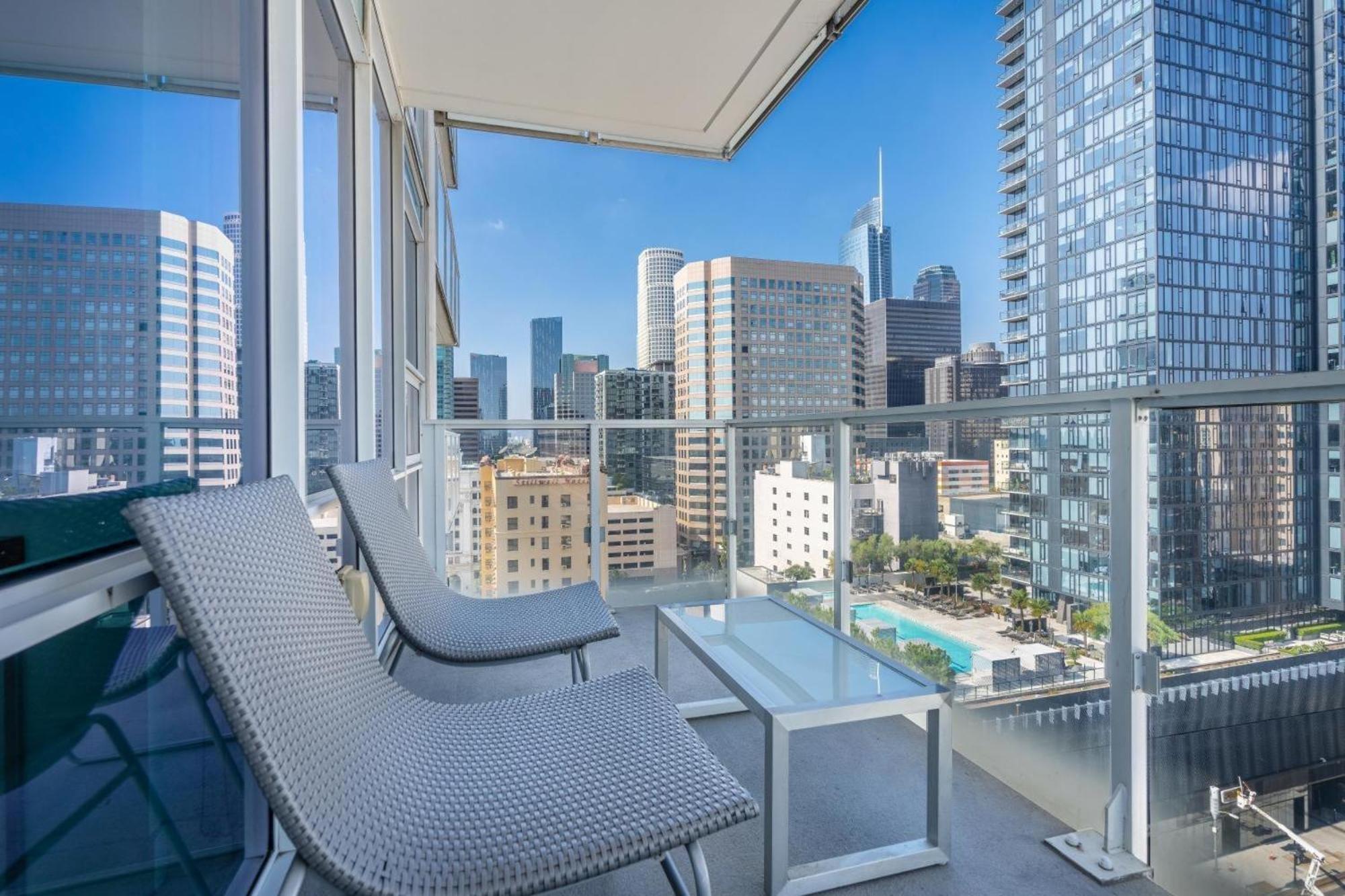 2 Bed 2 Bath Contemporary High Rise Dtla Living Los Angeles
