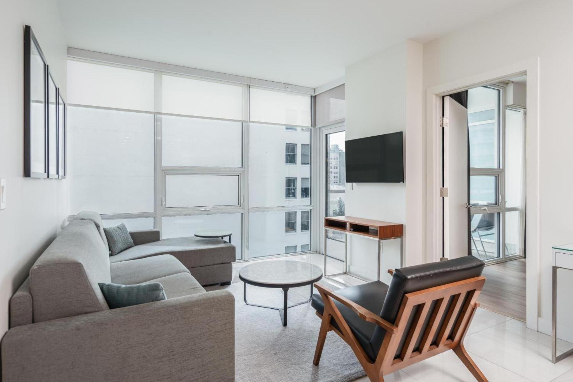 2 Bed 2 Bath Contemporary High Rise Dtla Living