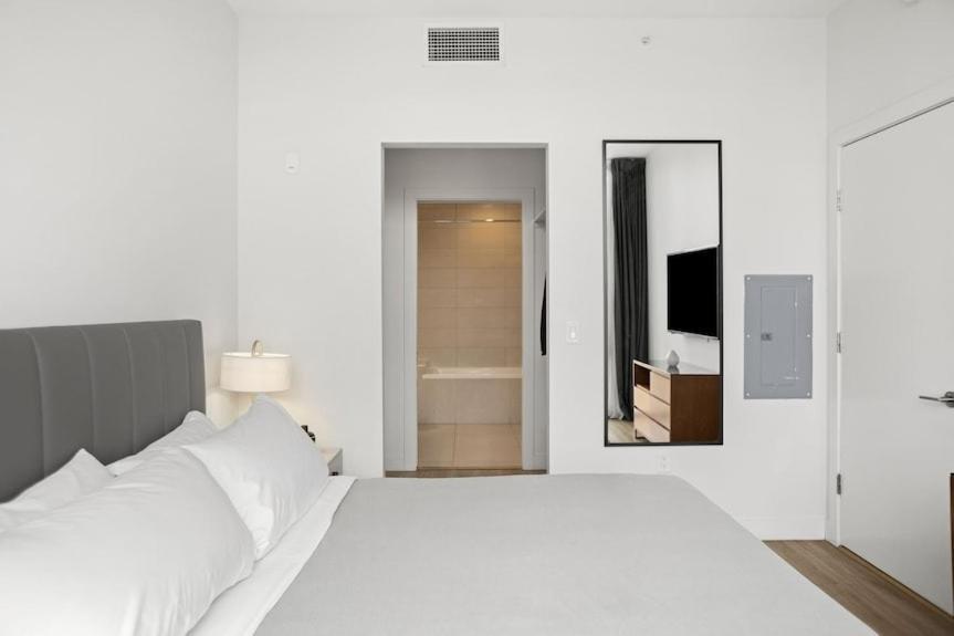 2 Bed 2 Bath Contemporary High Rise Dtla Living Apartment Los Angeles