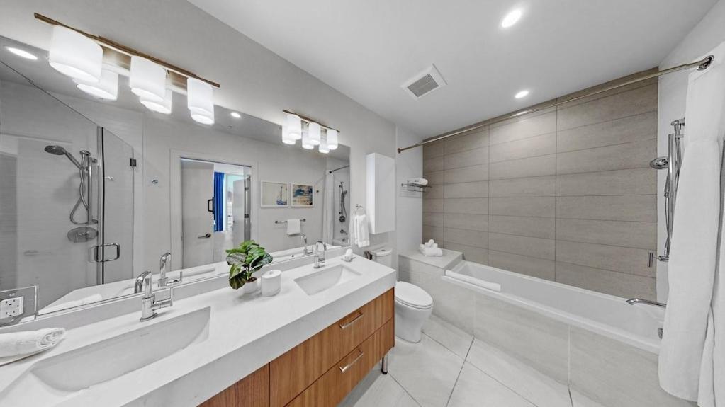 2 Bed 2 Bath Contemporary High Rise Dtla Living Apartment Los Angeles