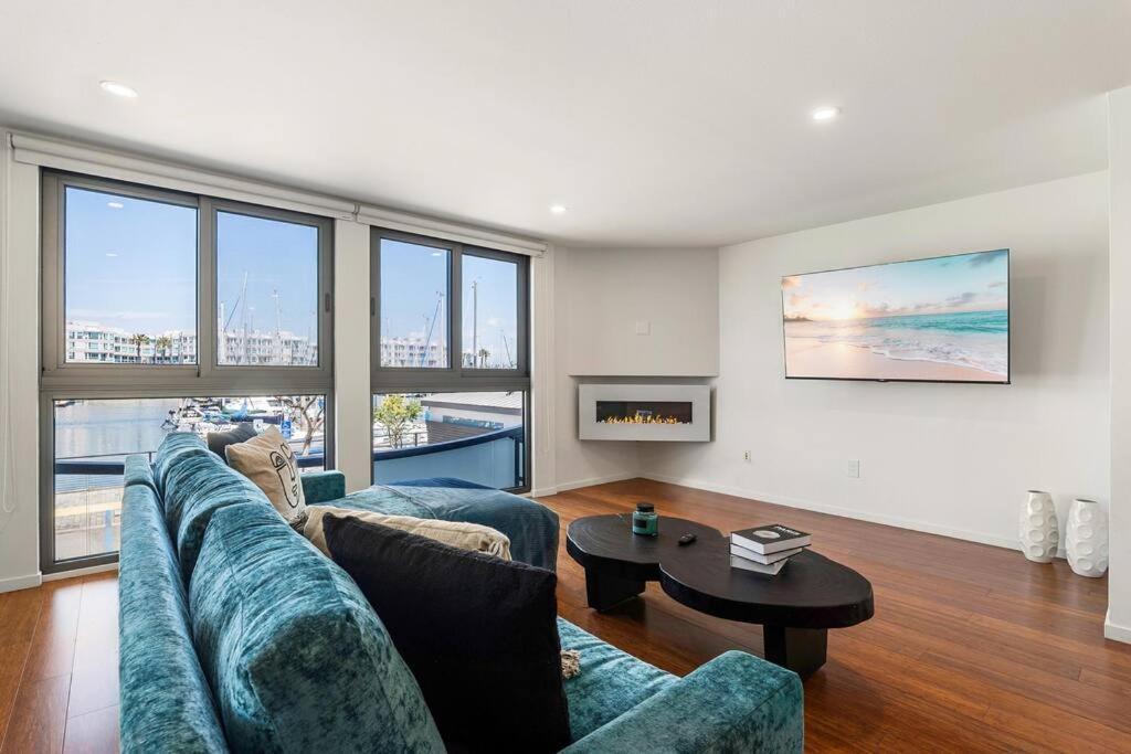 Stunning Marina Boat Views Peaceful Pool Apartment