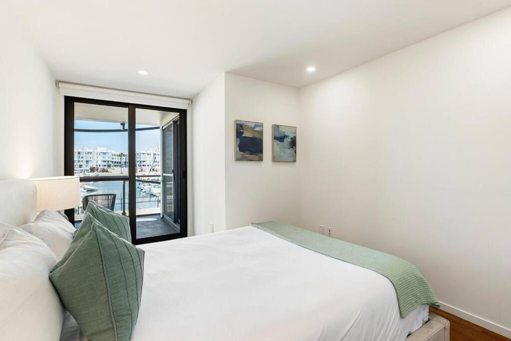 Stunning Marina Boat Views Peaceful Pool Apartment Los Angeles