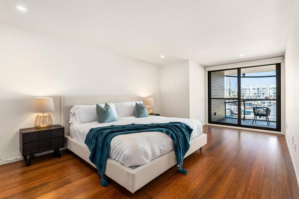 Apartment Stunning Marina Boat Views Peaceful Pool