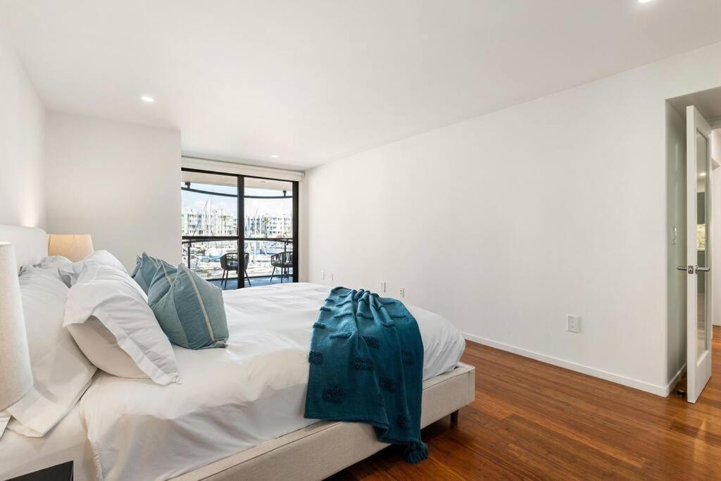 Stunning Marina Boat Views Peaceful Pool Apartment Los Angeles