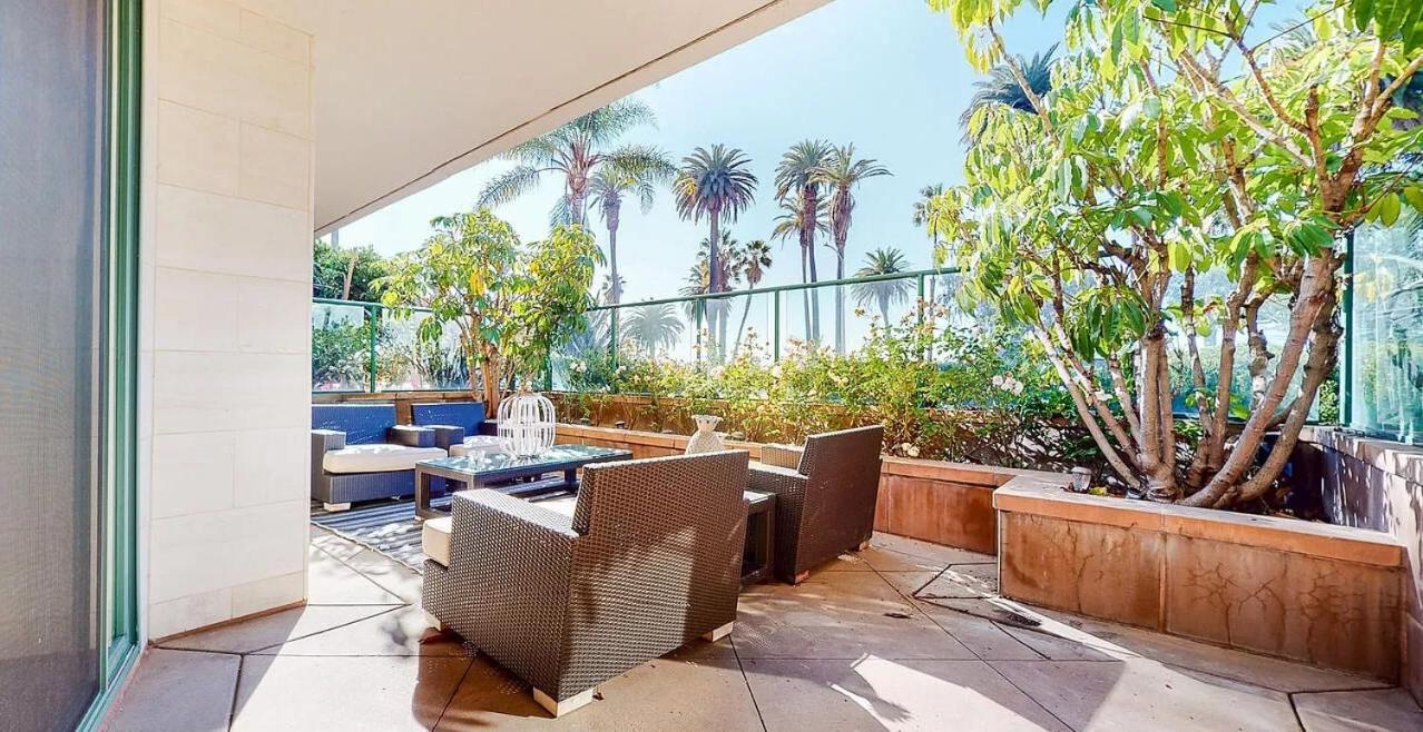 Stunning 2 Bedroom 3 Bathroom Unit Witm Amazing Views *