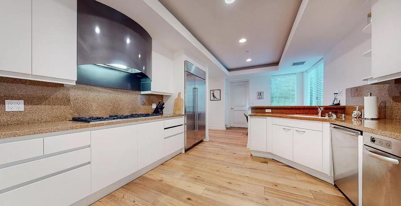 Stunning 2 Bedroom 3 Bathroom Unit Witm Amazing Views *