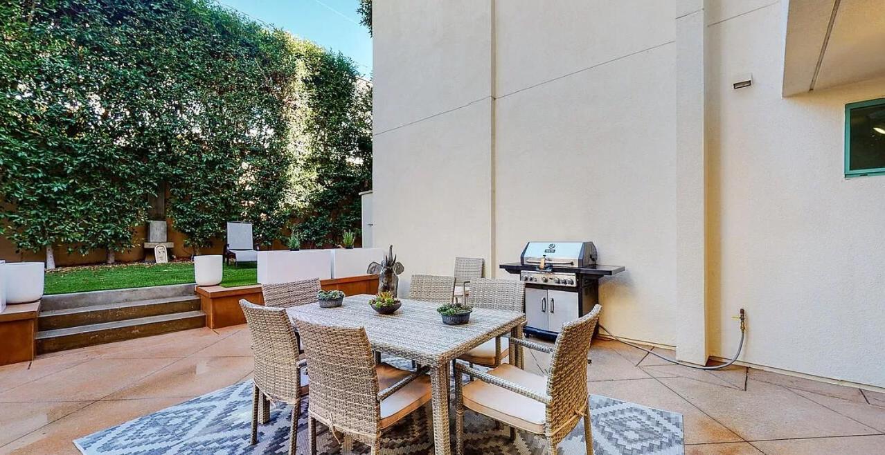 Stunning 2 Bedroom 3 Bathroom Unit Witm Amazing Views Apartment