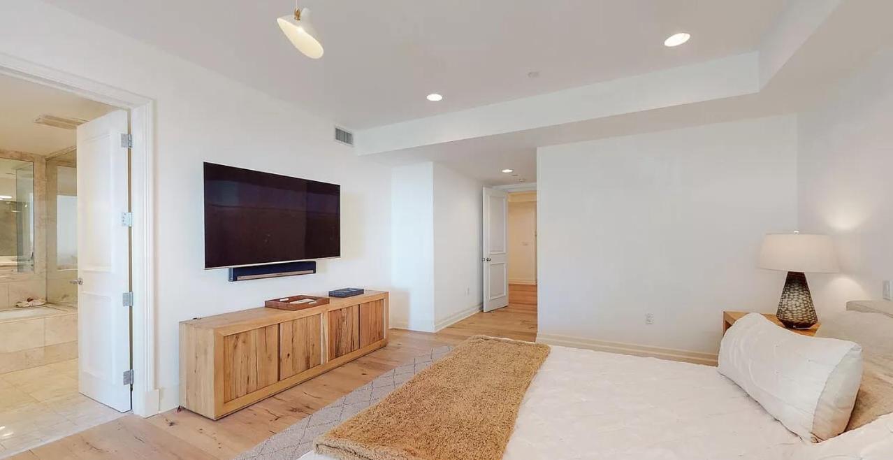Stunning 2 Bedroom 3 Bathroom Unit Witm Amazing Views Apartment *