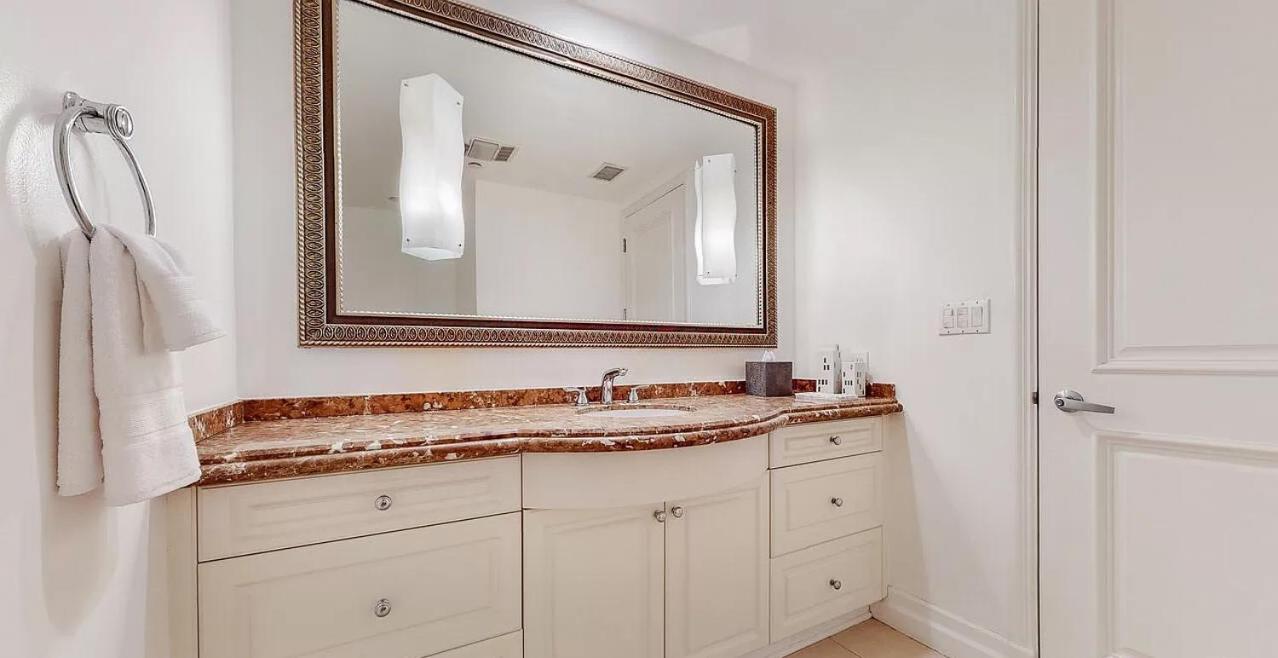 Stunning 2 Bedroom 3 Bathroom Unit Witm Amazing Views Apartment *