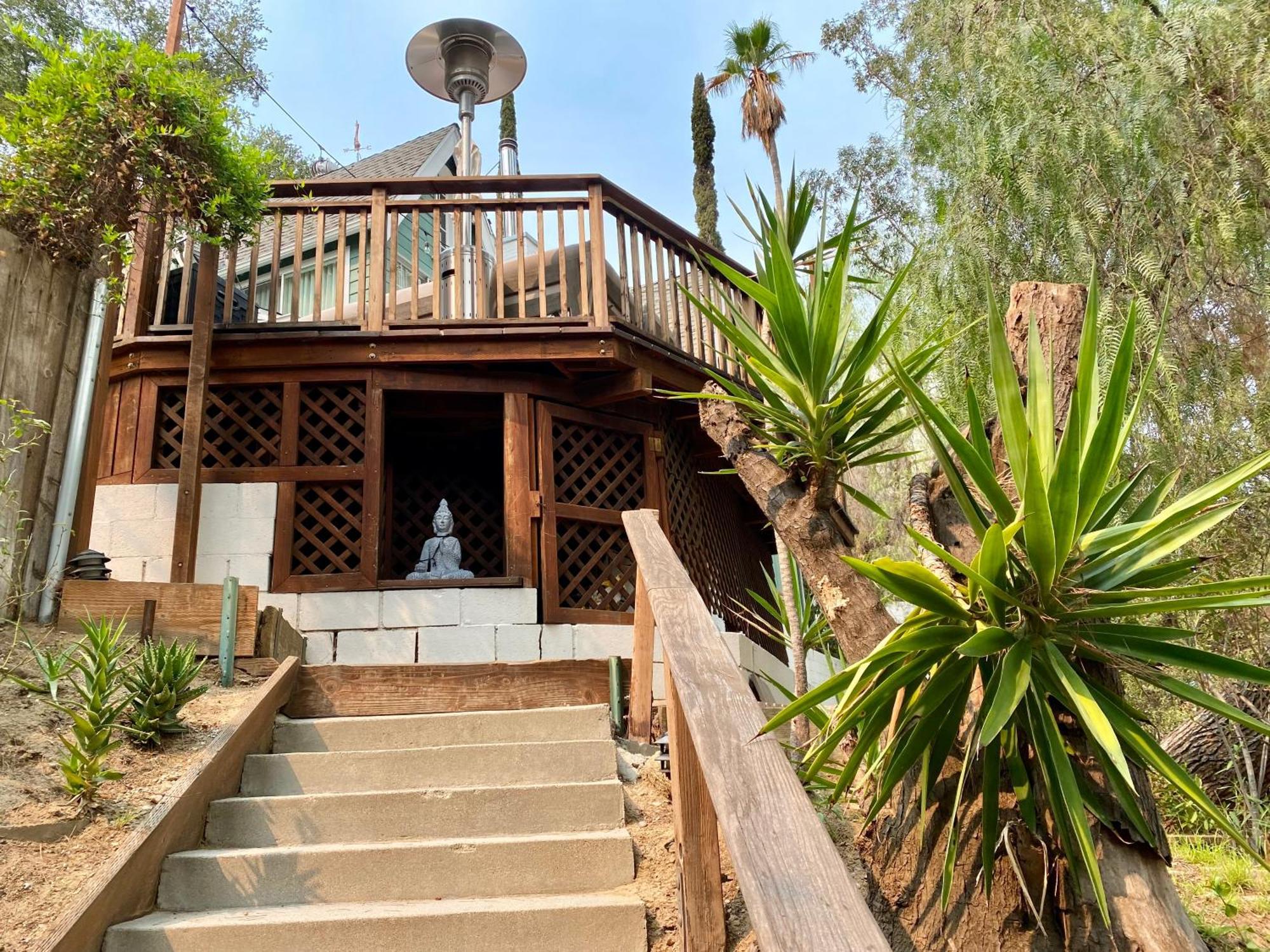 Zen Treehouse Retreat-great Views & Peaceful Decks *