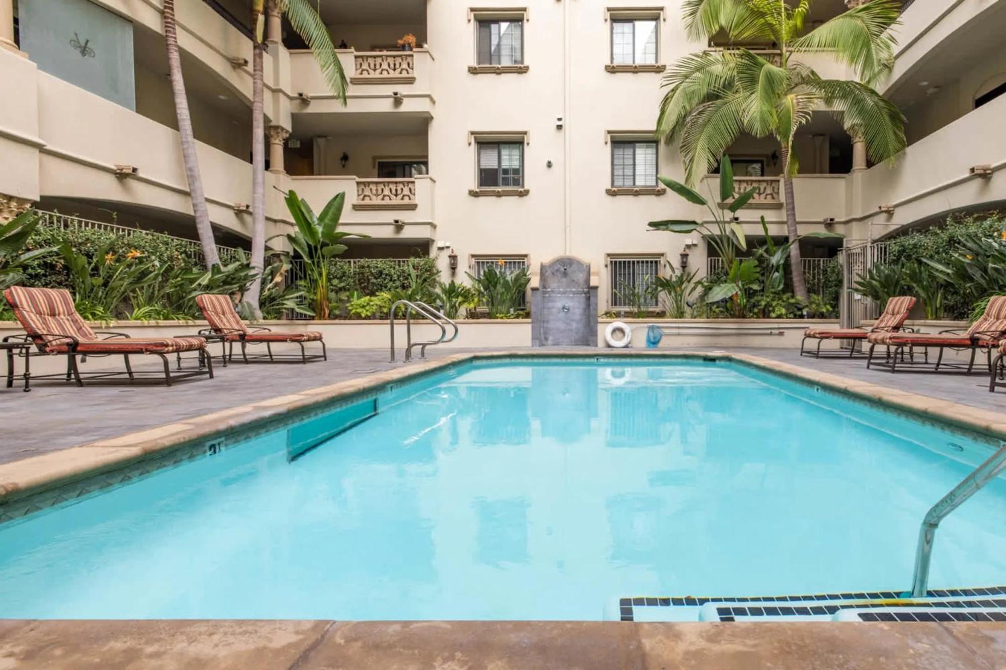 In La - 1br With Free Parking, Laundry, Pool