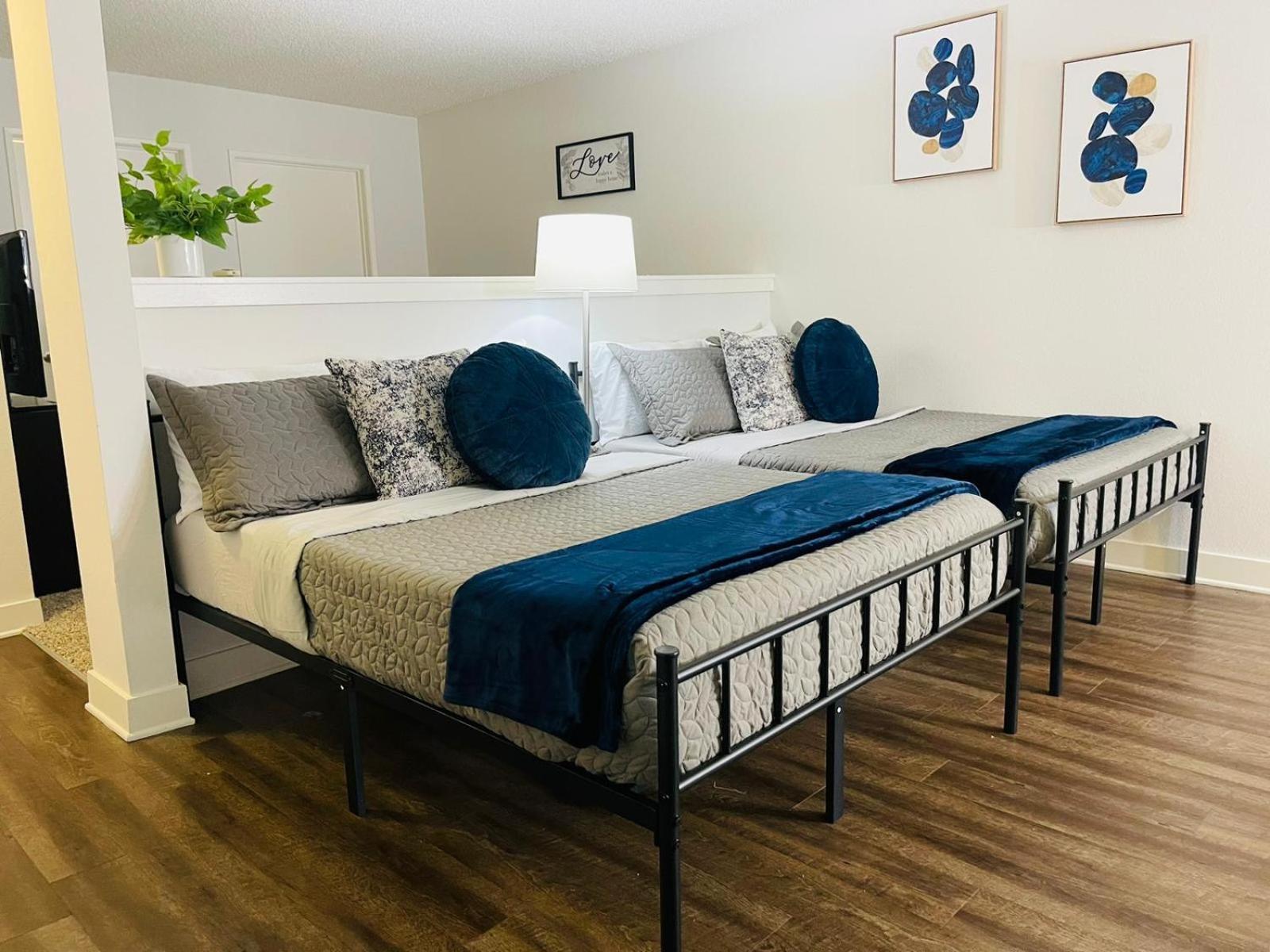 Hollywood Blvd Apartment