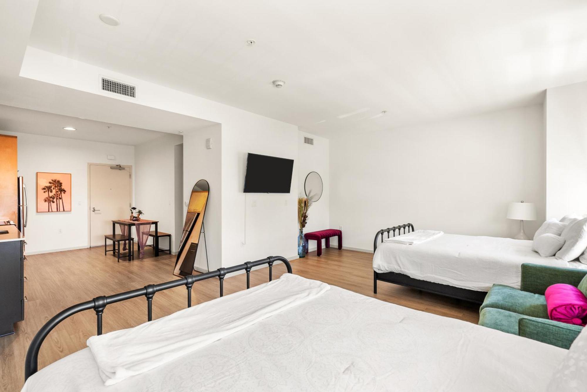 Hollywood Walk Of Fame With Parking And Gym Apartment Los Angeles