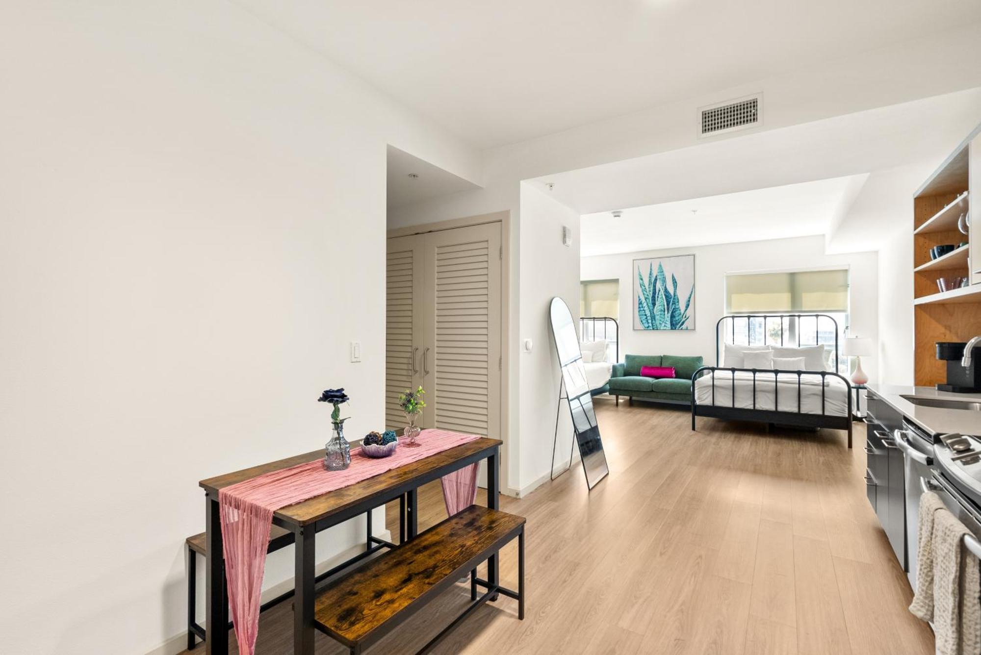 Hollywood Walk Of Fame With Parking And Gym Apartment