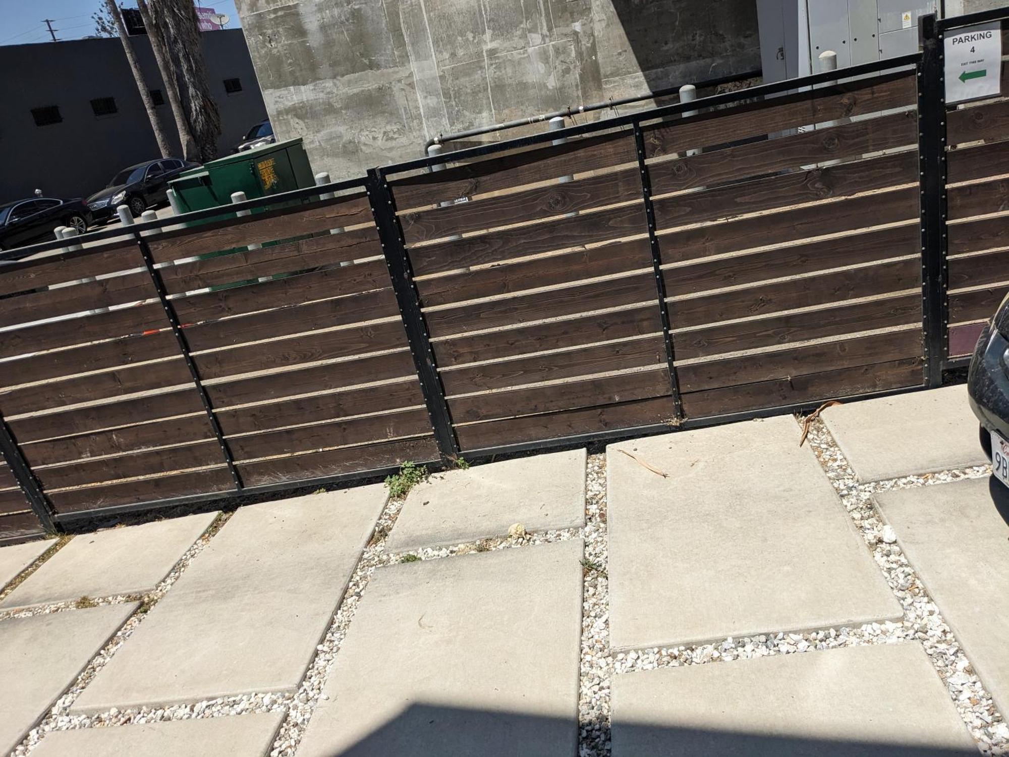 Cozy 3 Bedroom Townhouse With Balcony Apartment *
