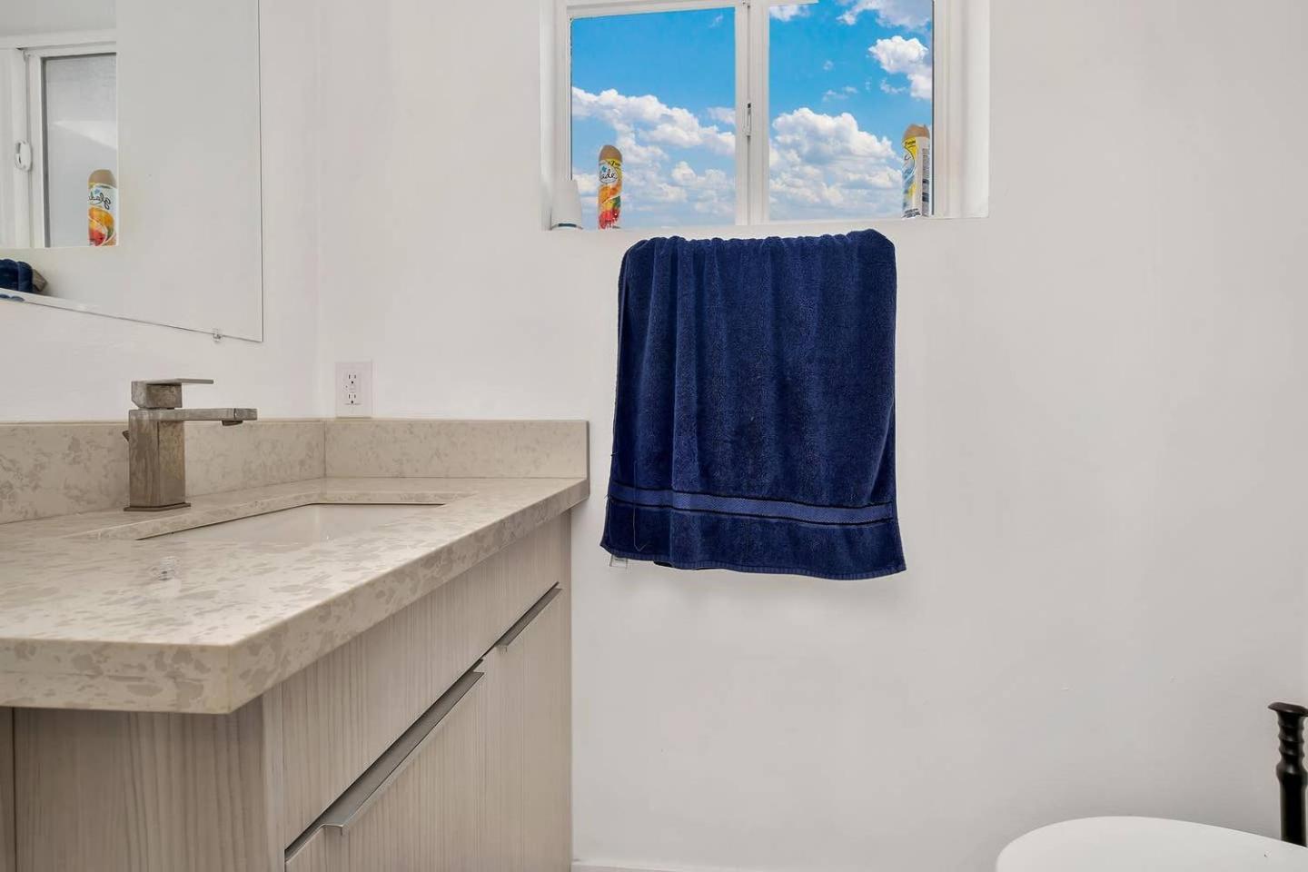 Cozy 3 Bedroom Townhouse With Balcony Apartment *
