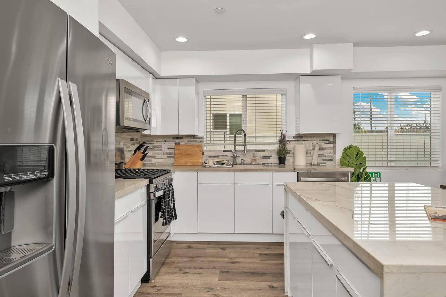 Cozy 3 Bedroom Townhouse With Balcony * Los Angeles