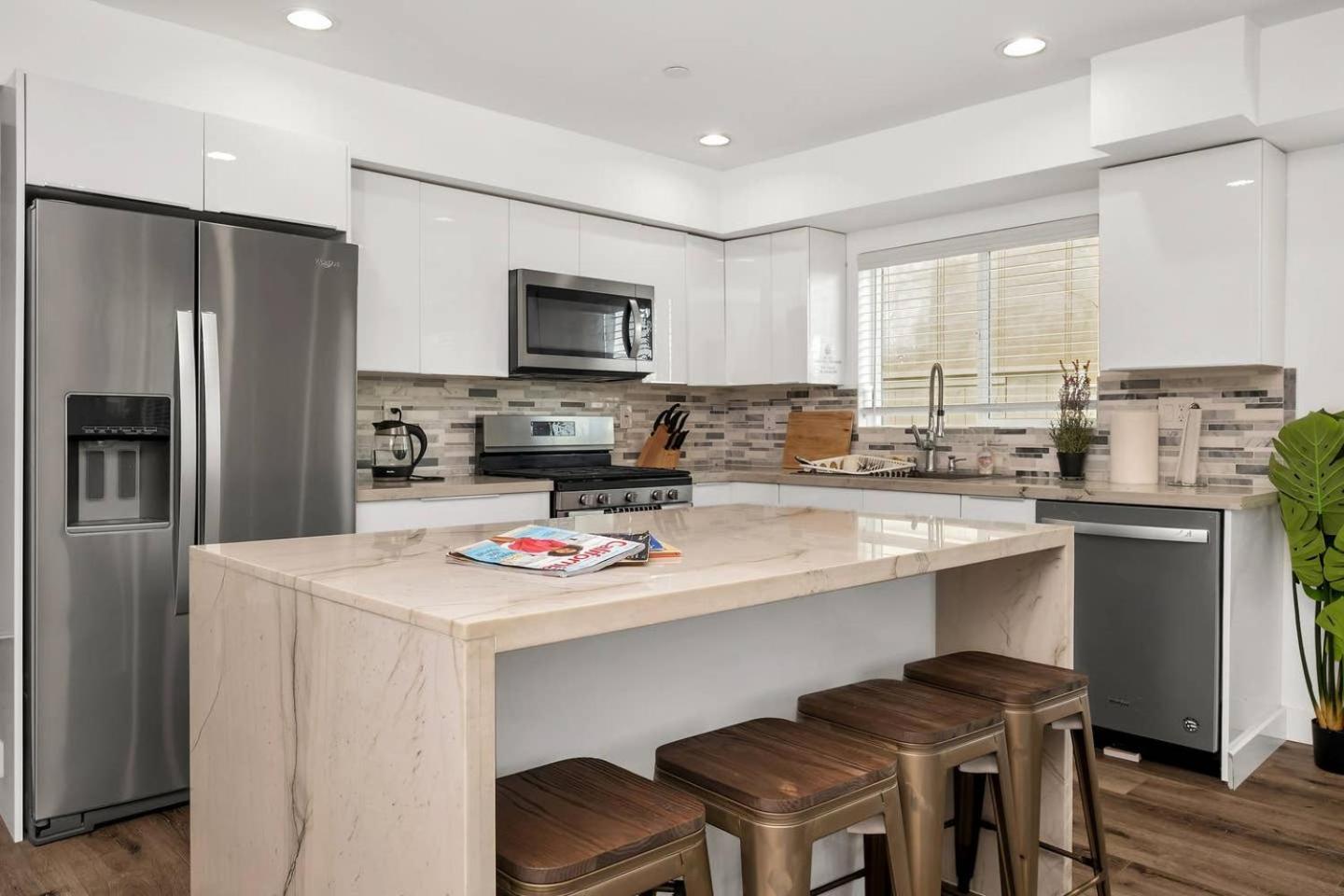 Cozy 3 Bedroom Townhouse With Balcony * Los Angeles