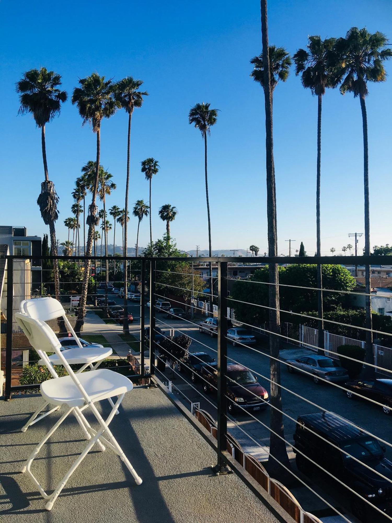 Apartment Cozy 3 Bedroom Townhouse With Balcony *