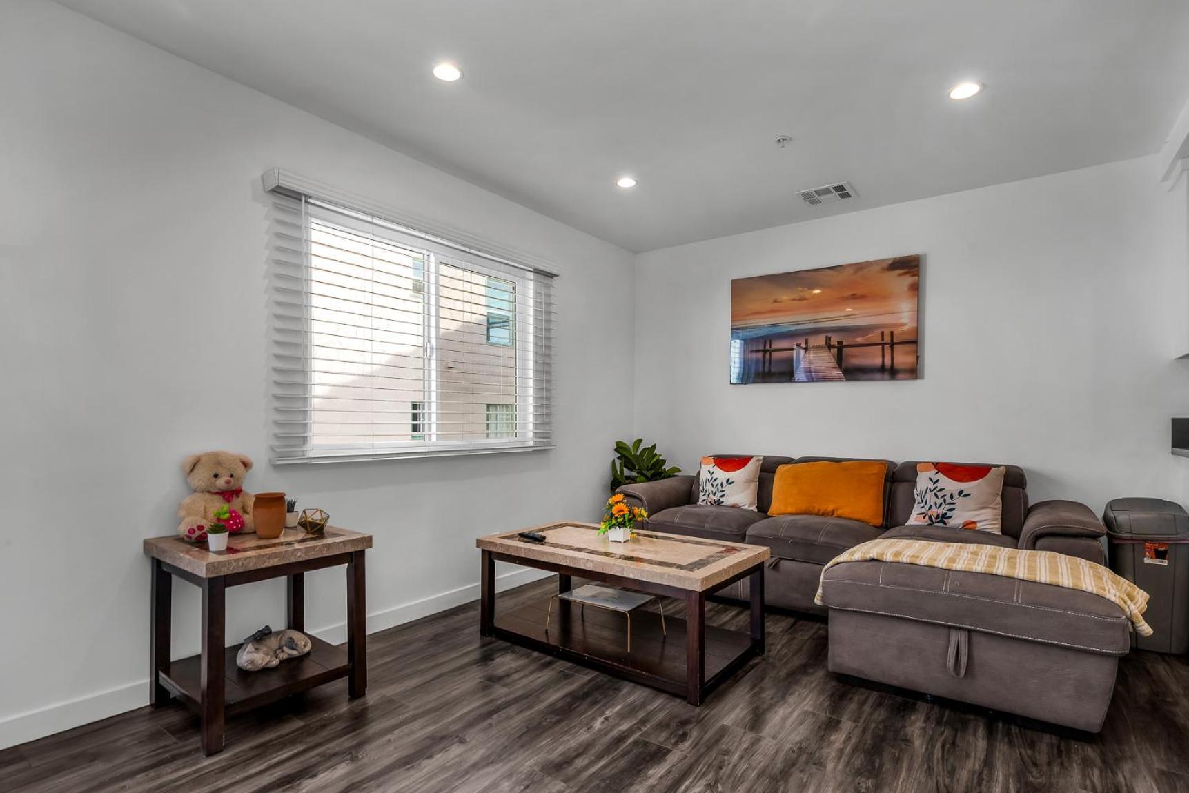 Modern 2 Levels One-bedroom Retreat In Location In Hollywood