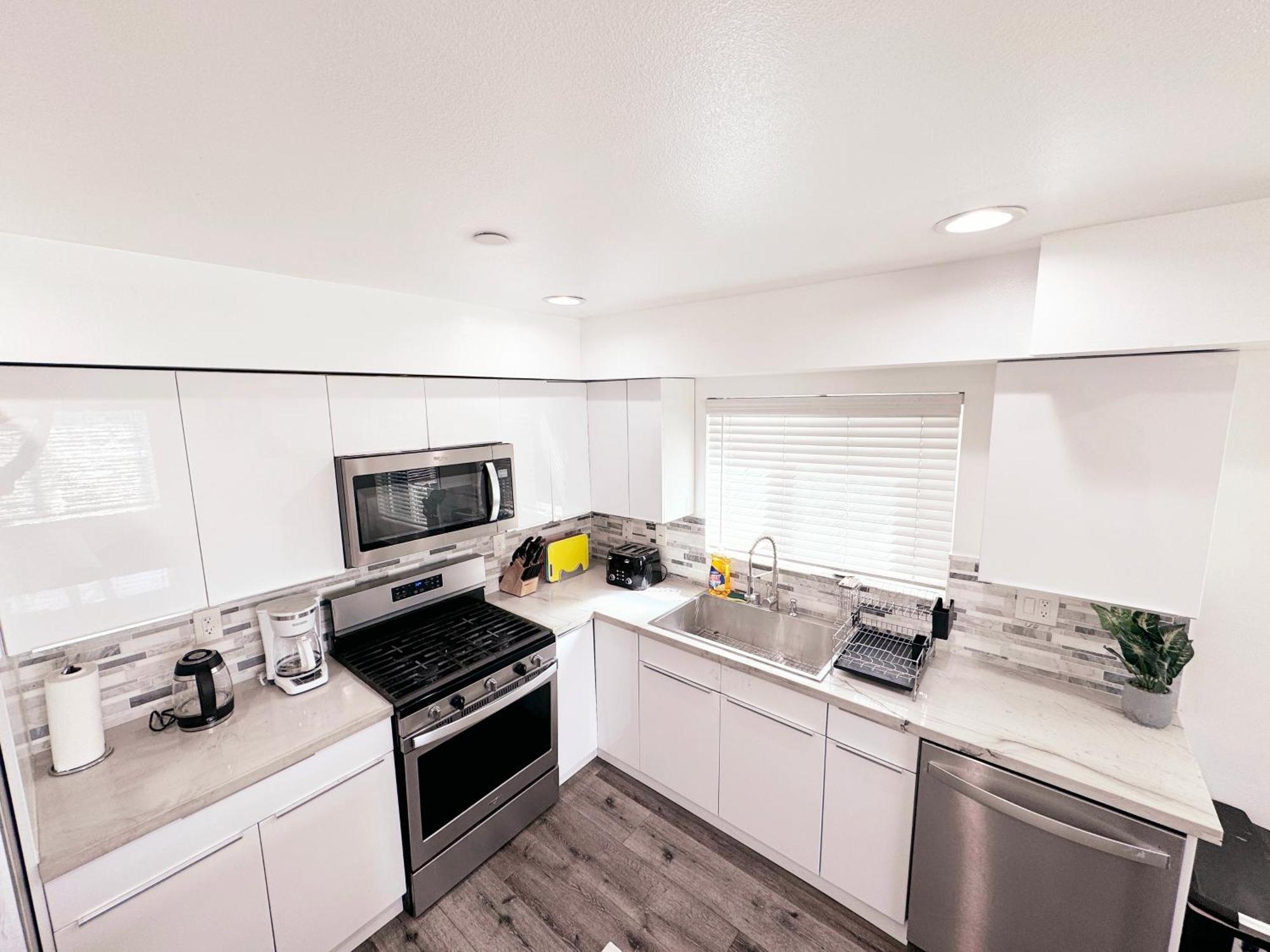 Cozy 3 Bedroom Townhouse With Balcony Apartment *