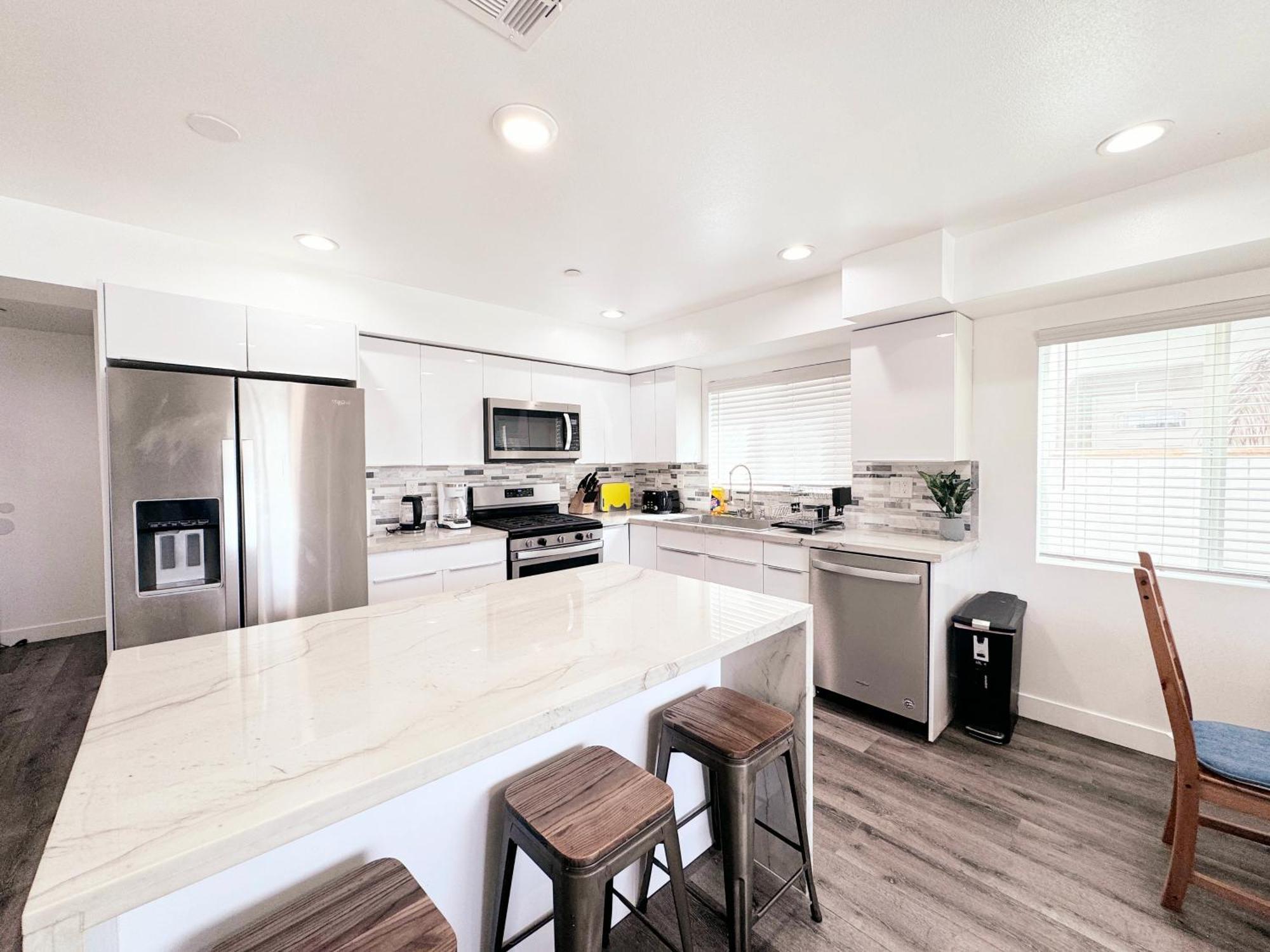 Apartment Cozy 3 Bedroom Townhouse With Balcony Los Angeles