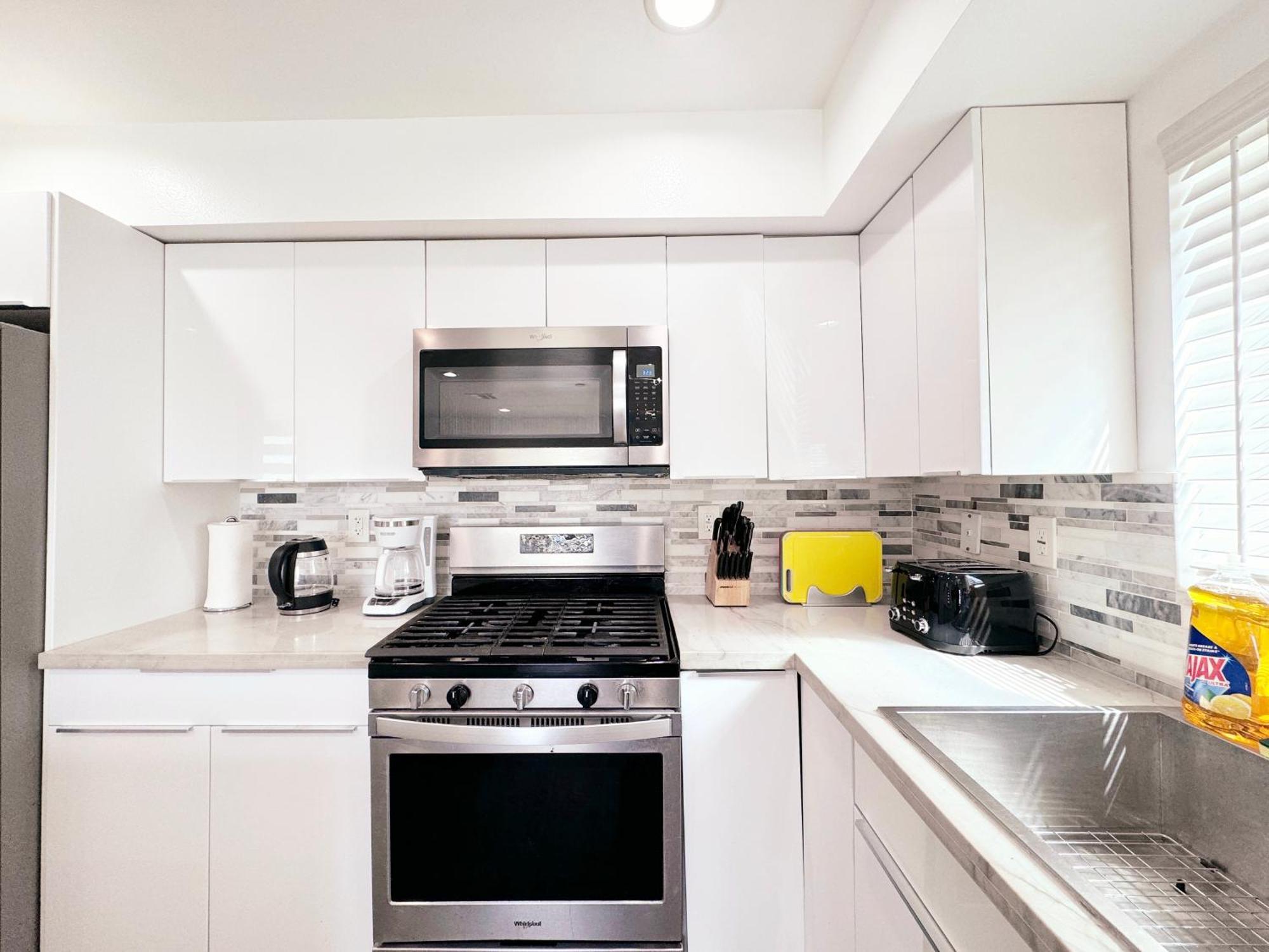 Cozy 3 Bedroom Townhouse With Balcony * Los Angeles