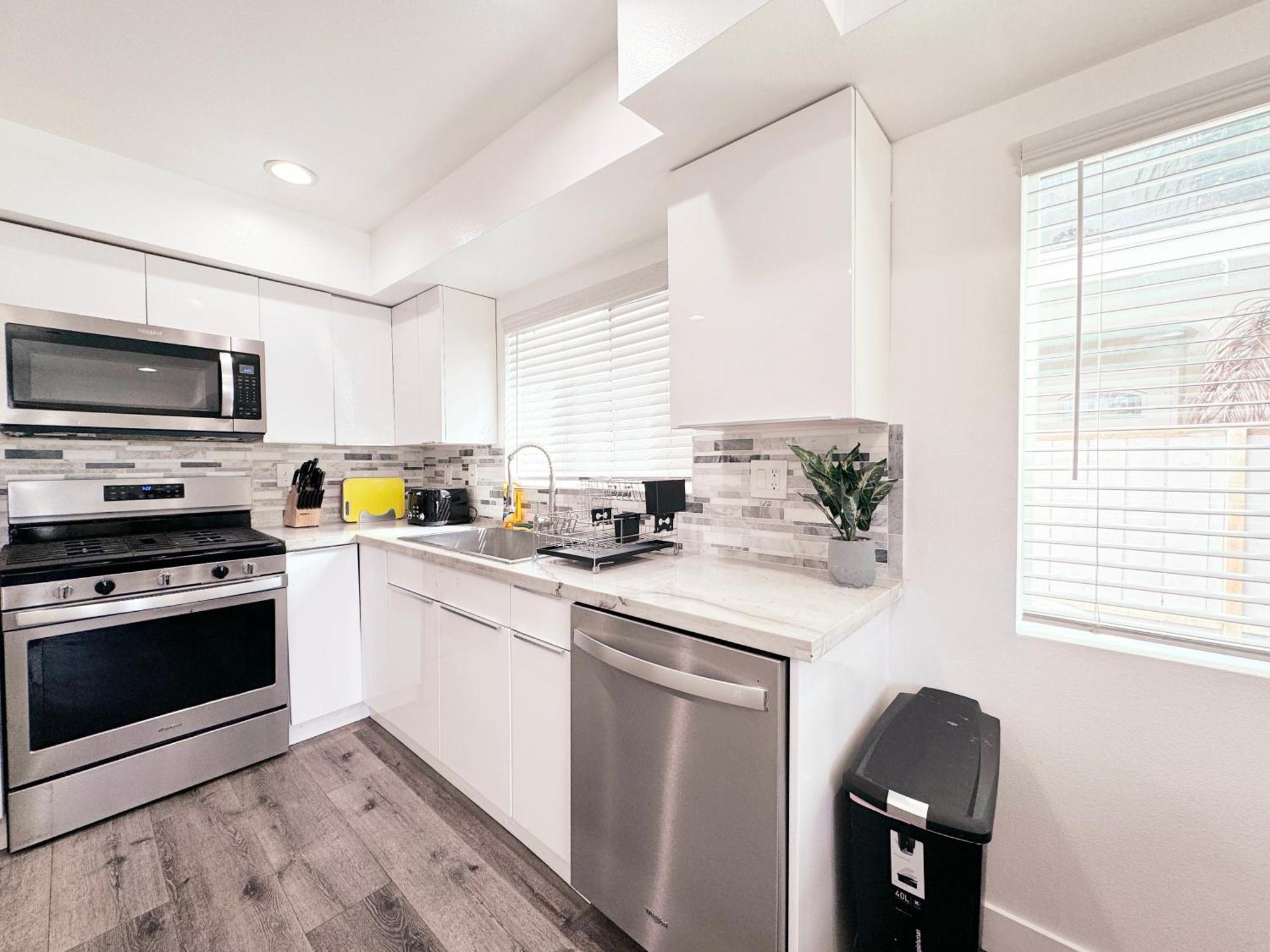 Cozy 3 Bedroom Townhouse With Balcony *