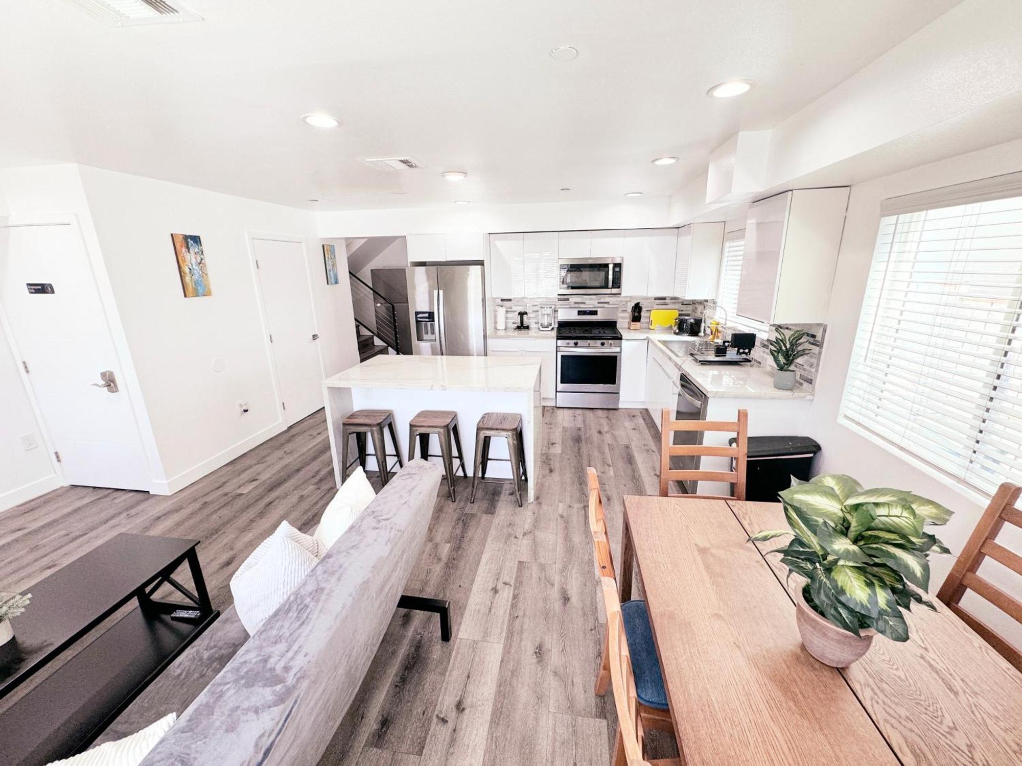 Cozy 3 Bedroom Townhouse With Balcony
