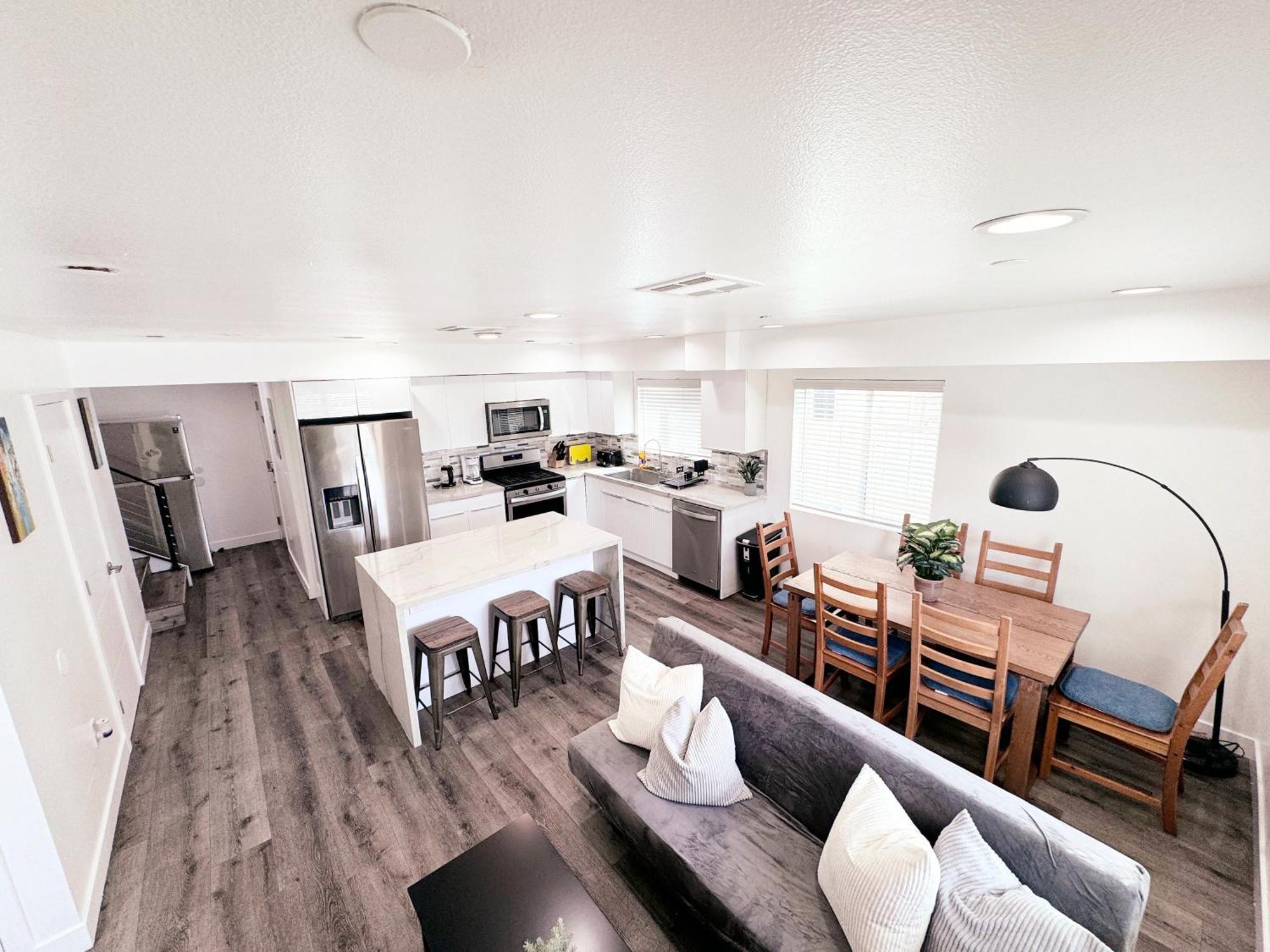 Cozy 3 Bedroom Townhouse With Balcony Apartment *
