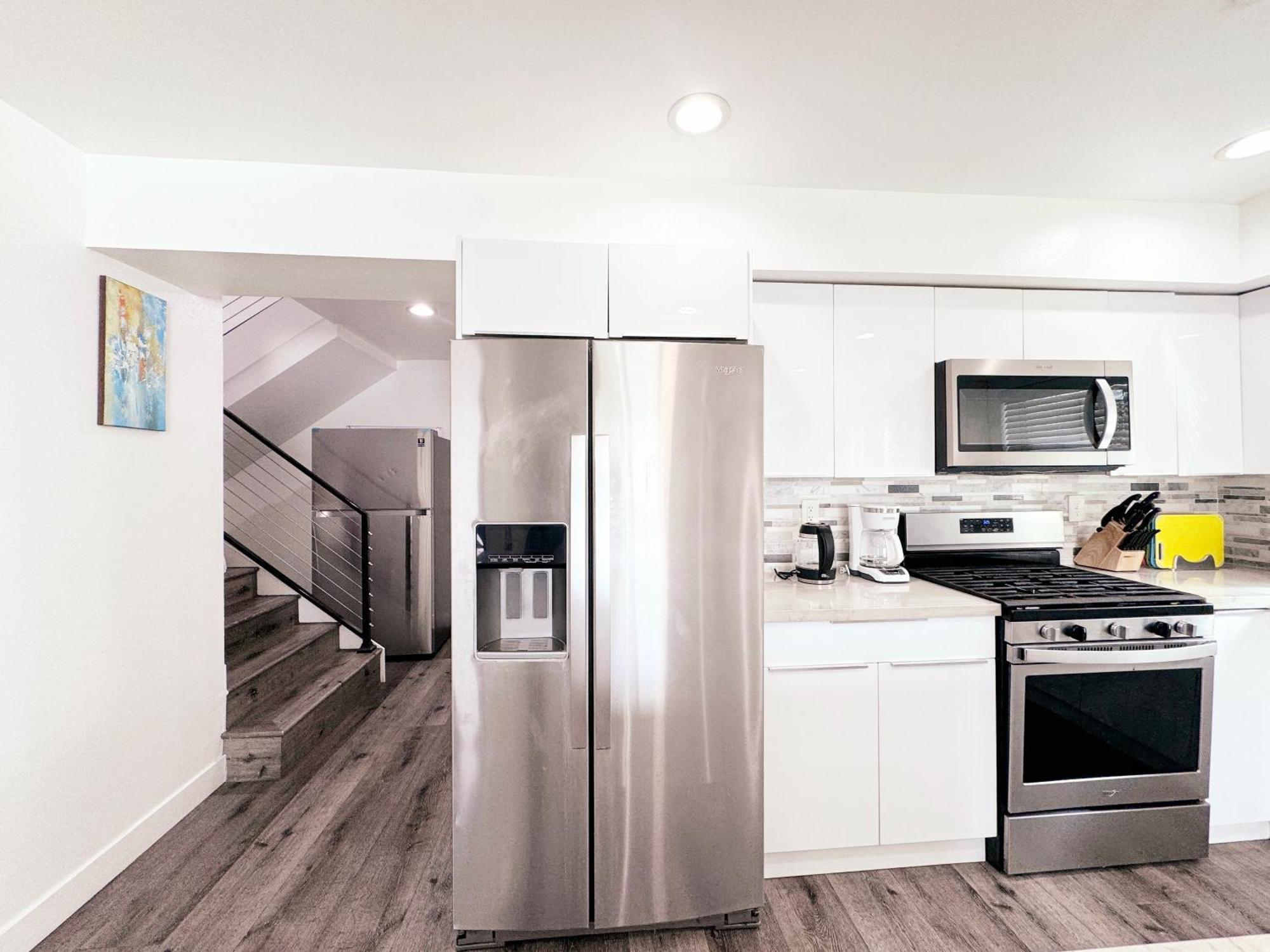 Cozy 3 Bedroom Townhouse With Balcony *