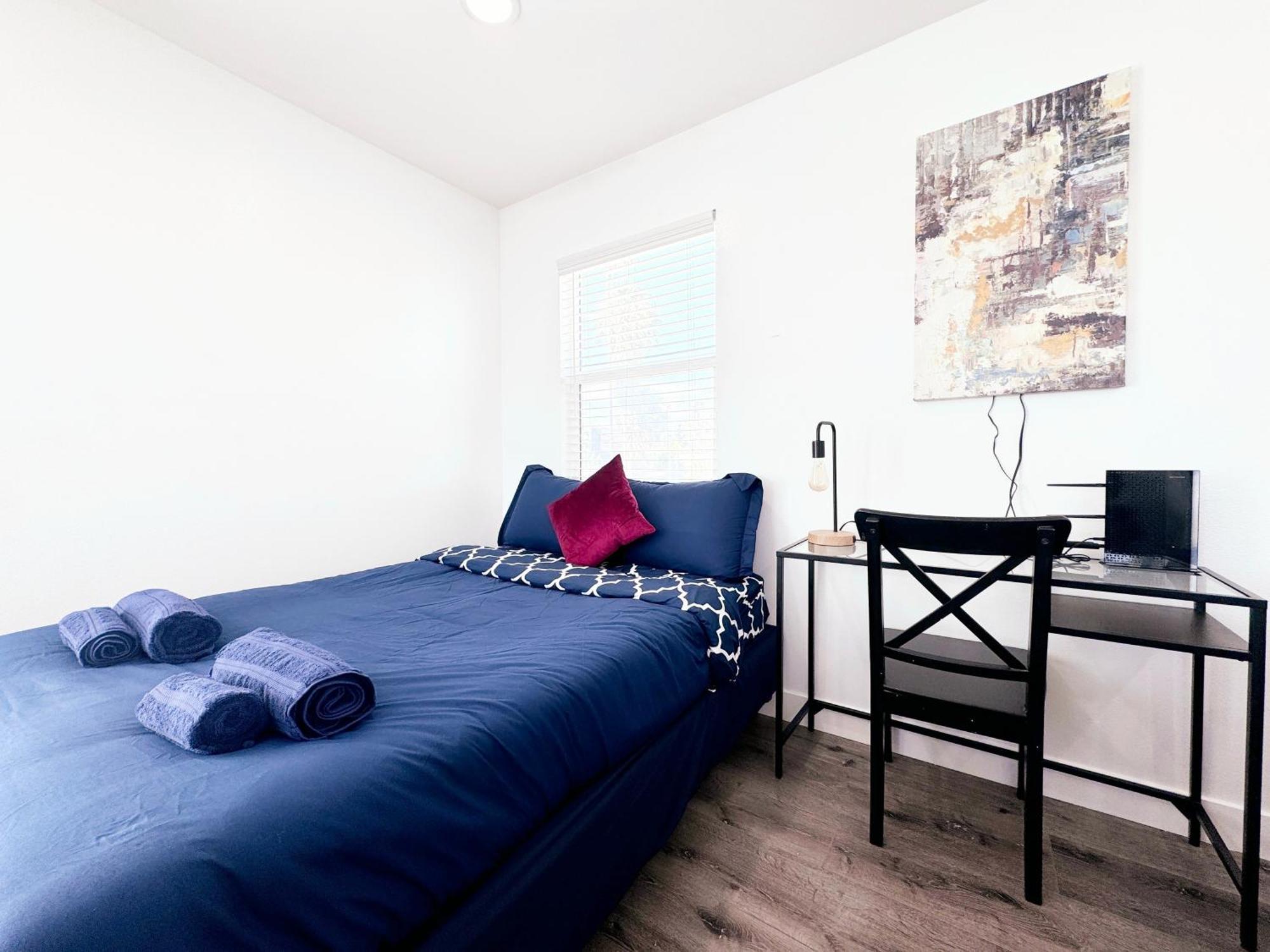Cozy 3 Bedroom Townhouse With Balcony Apartment Los Angeles