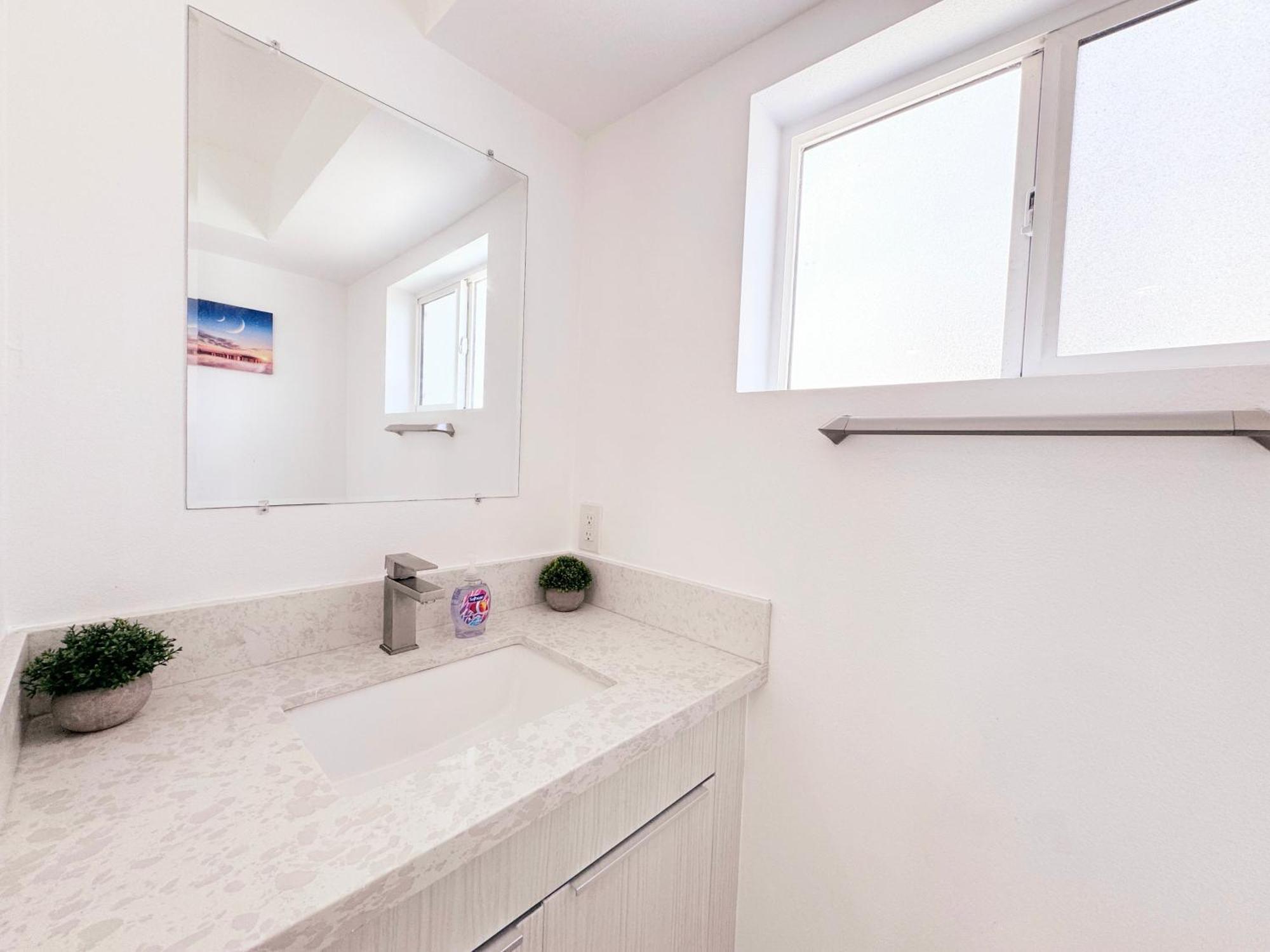Cozy 3 Bedroom Townhouse With Balcony Apartment *