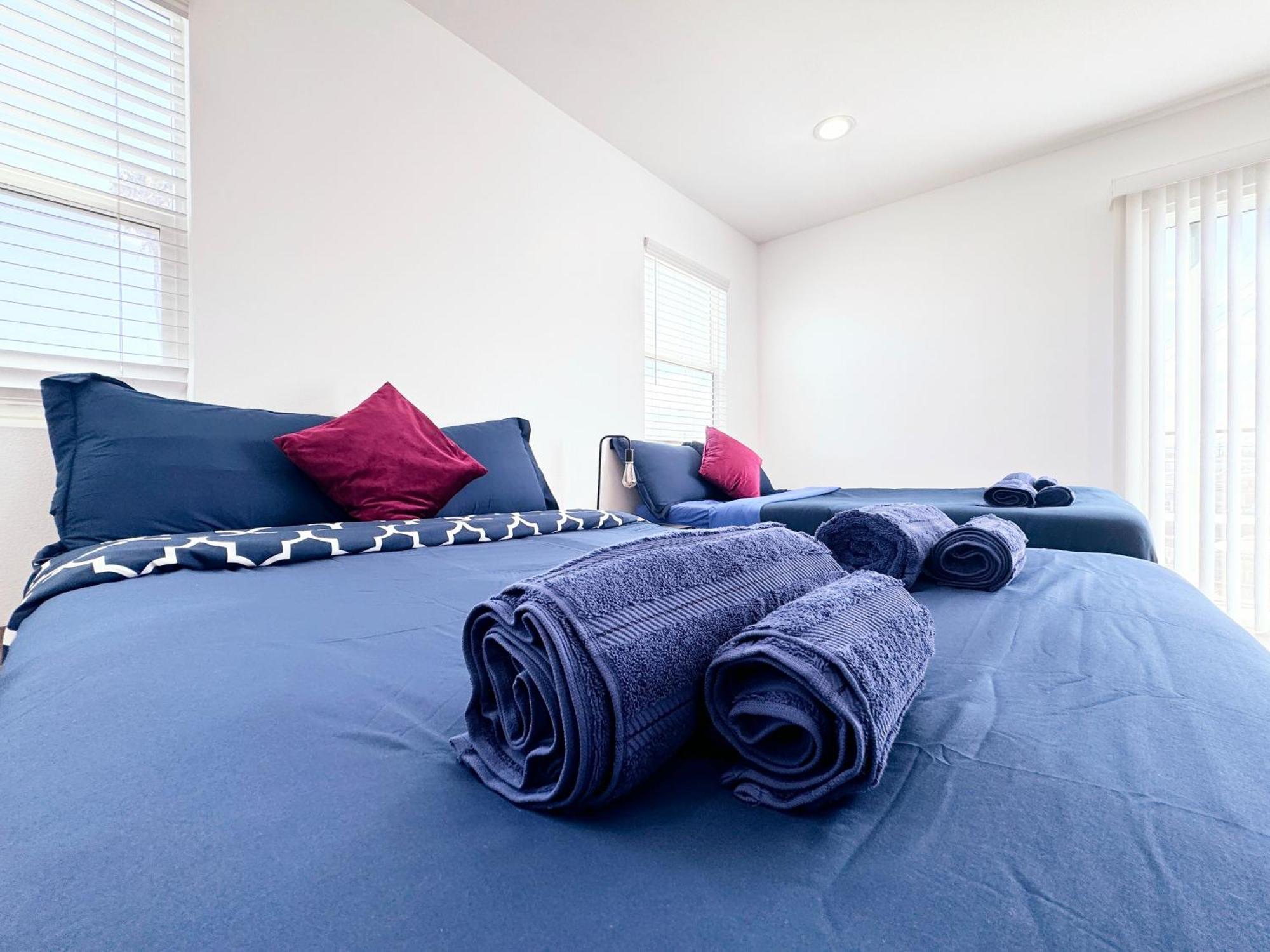 Cozy 3 Bedroom Townhouse With Balcony Apartment Los Angeles
